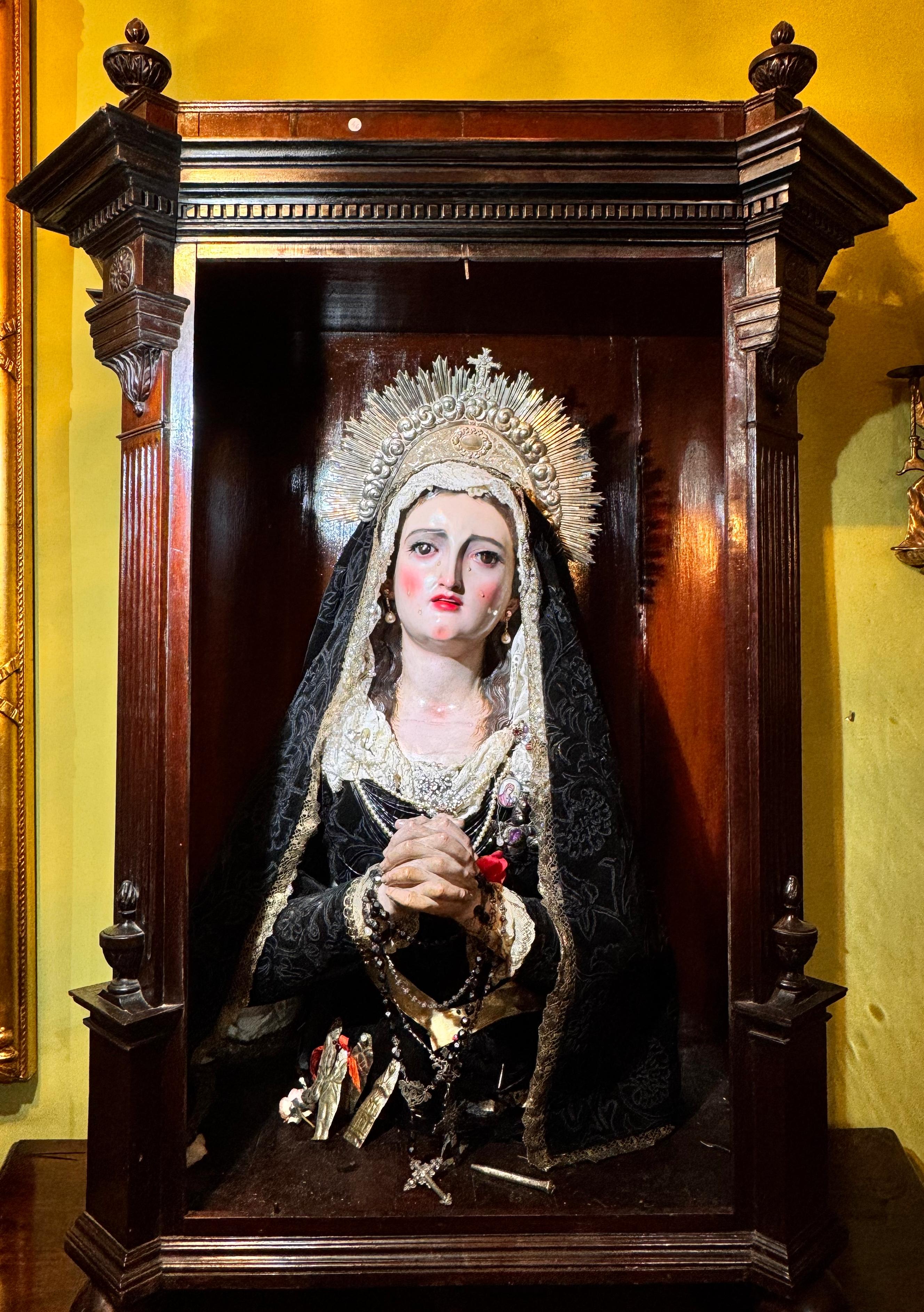 Madonna Addolorata, attribuita a Salzillo, legno policromo con corona d'argento del XVIII secolo e vetrinetta

Una straordinaria scultura della Madonna Addolorata, attribuita a Francisco Salzillo (Murcia, 1707-1783), scolpita e policromata nel XVIII