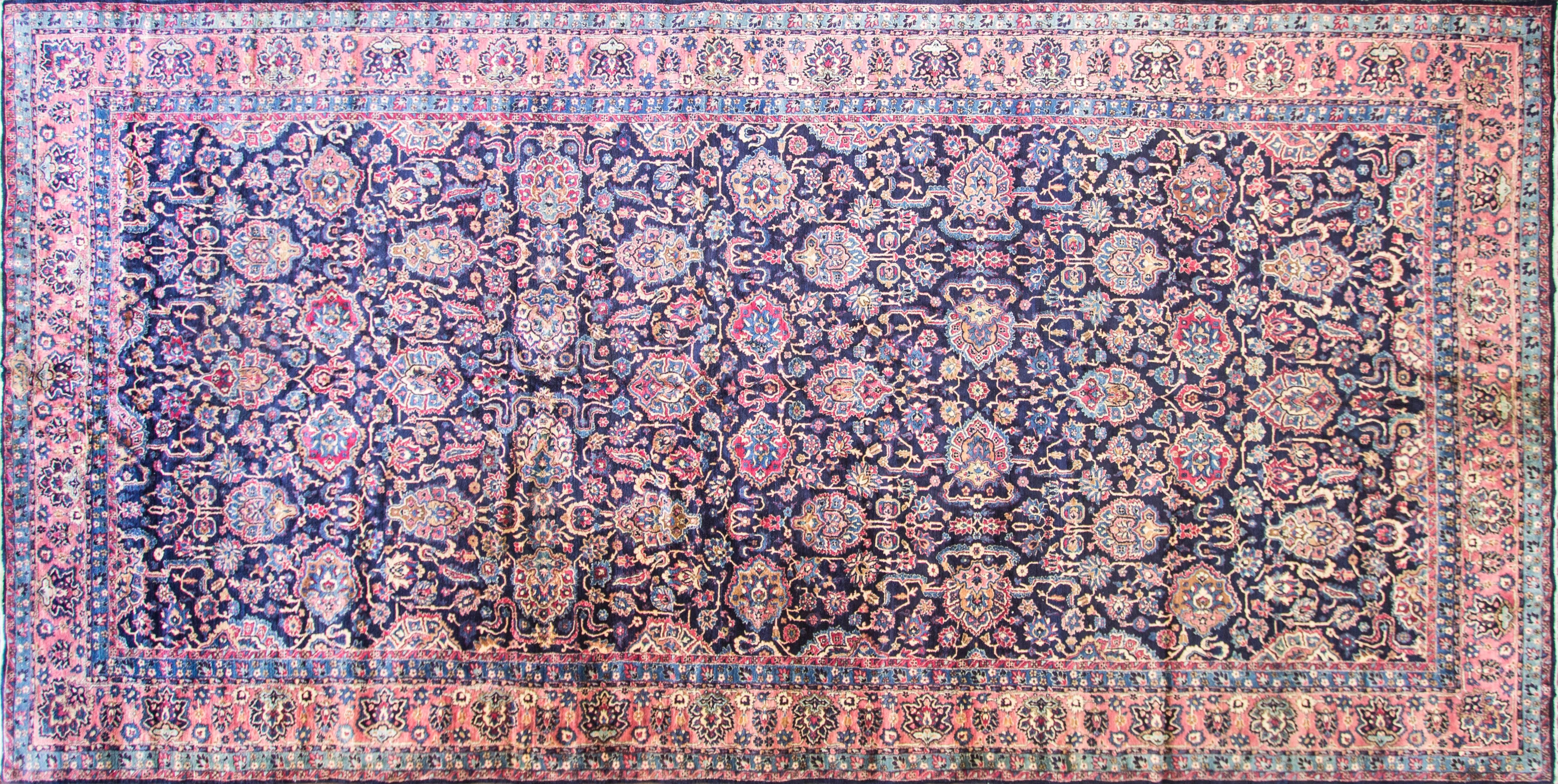 Erstaunlich übergroßer und sehr feiner antiker persischer Kerman-Teppich in ausgezeichnetem Zustand, um 1920 mit großem floralen Allover-Muster.
Kerman war ein sehr bedeutendes Zentrum der antiken Teppichweberei aus dem Goldenen Zeitalter der