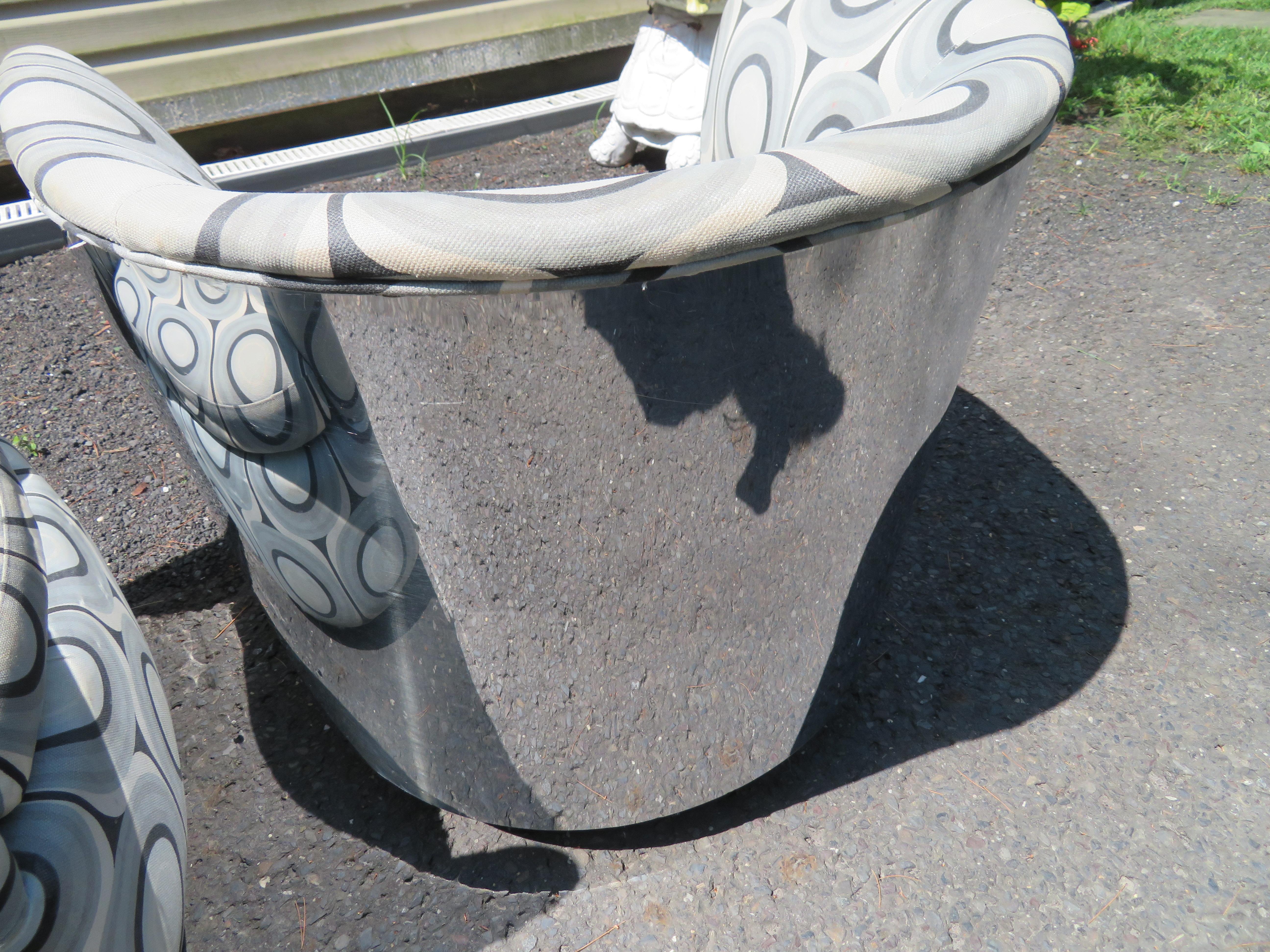 Superbe paire de chaises à bascule Milo Baughman chromées avec dossier en tonneau en vente 3