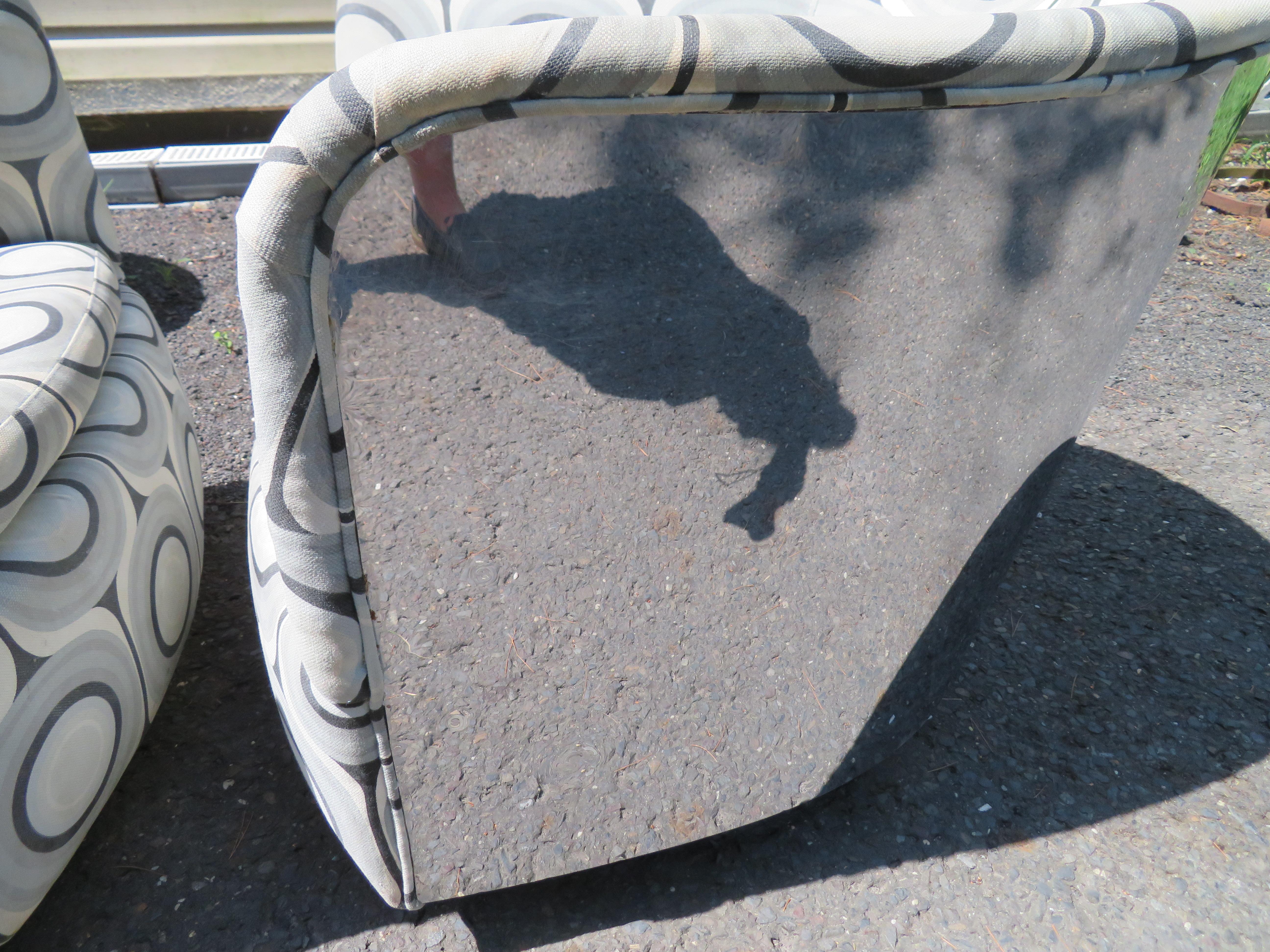 Superbe paire de chaises à bascule Milo Baughman chromées avec dossier en tonneau en vente 4