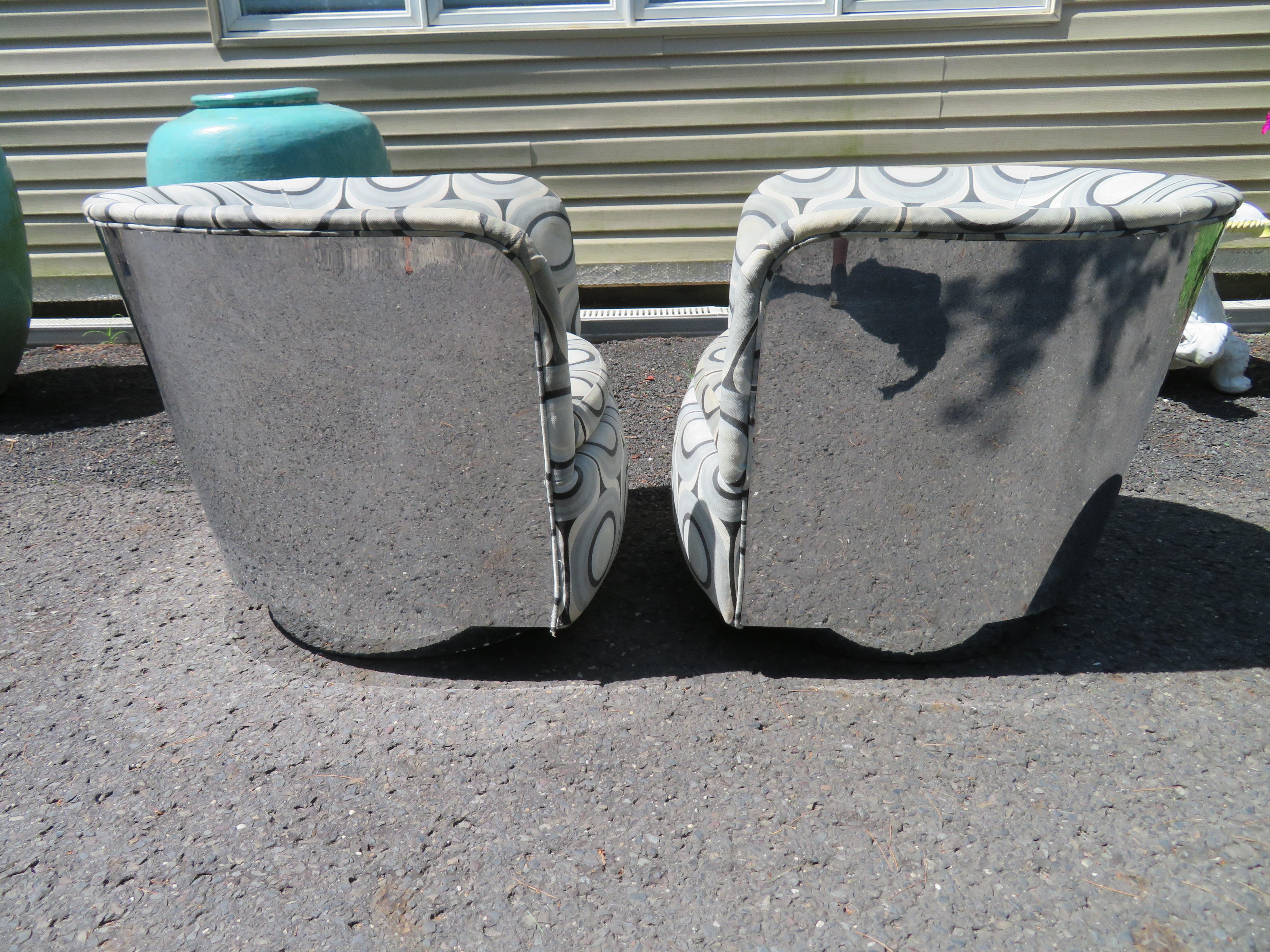 Superbe paire de chaises à bascule Milo Baughman chromées avec dossier en tonneau en vente 7