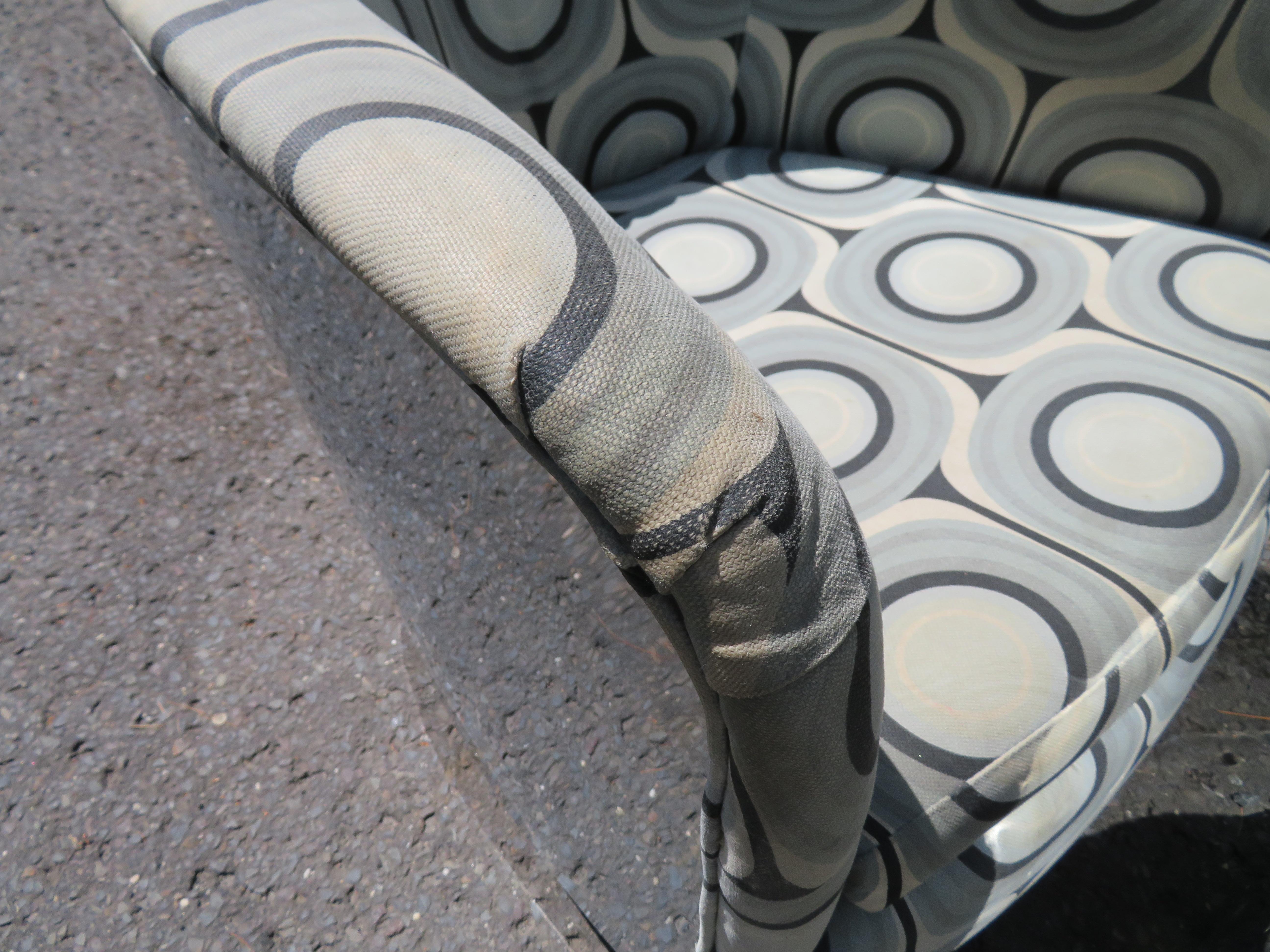 Superbe paire de chaises à bascule Milo Baughman chromées avec dossier en tonneau en vente 1