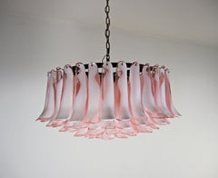 Incredibile coppia di lampadari a petali rosa di Murano