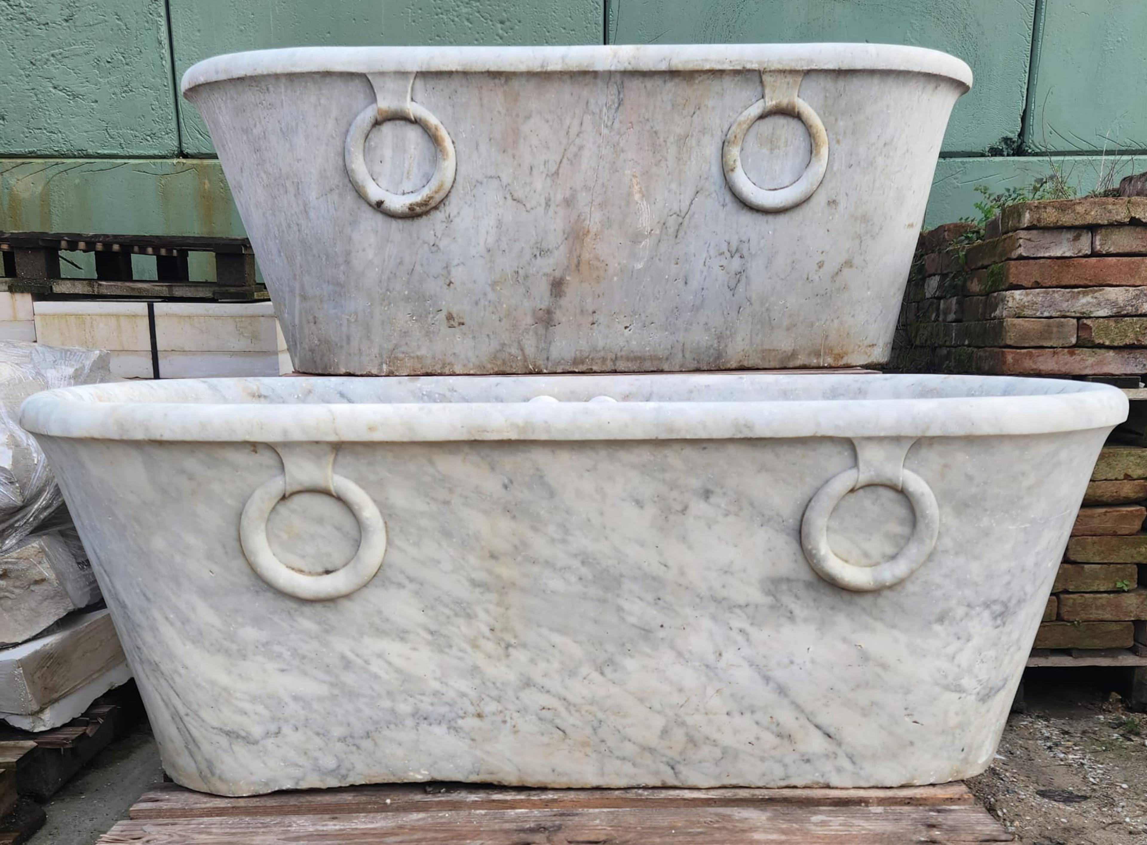 AMAZING PAIR OF ANCIENT WHITE CARRARA MARBLE TUBS WITH RINGS late 19th Century In Good Condition For Sale In Madrid, ES