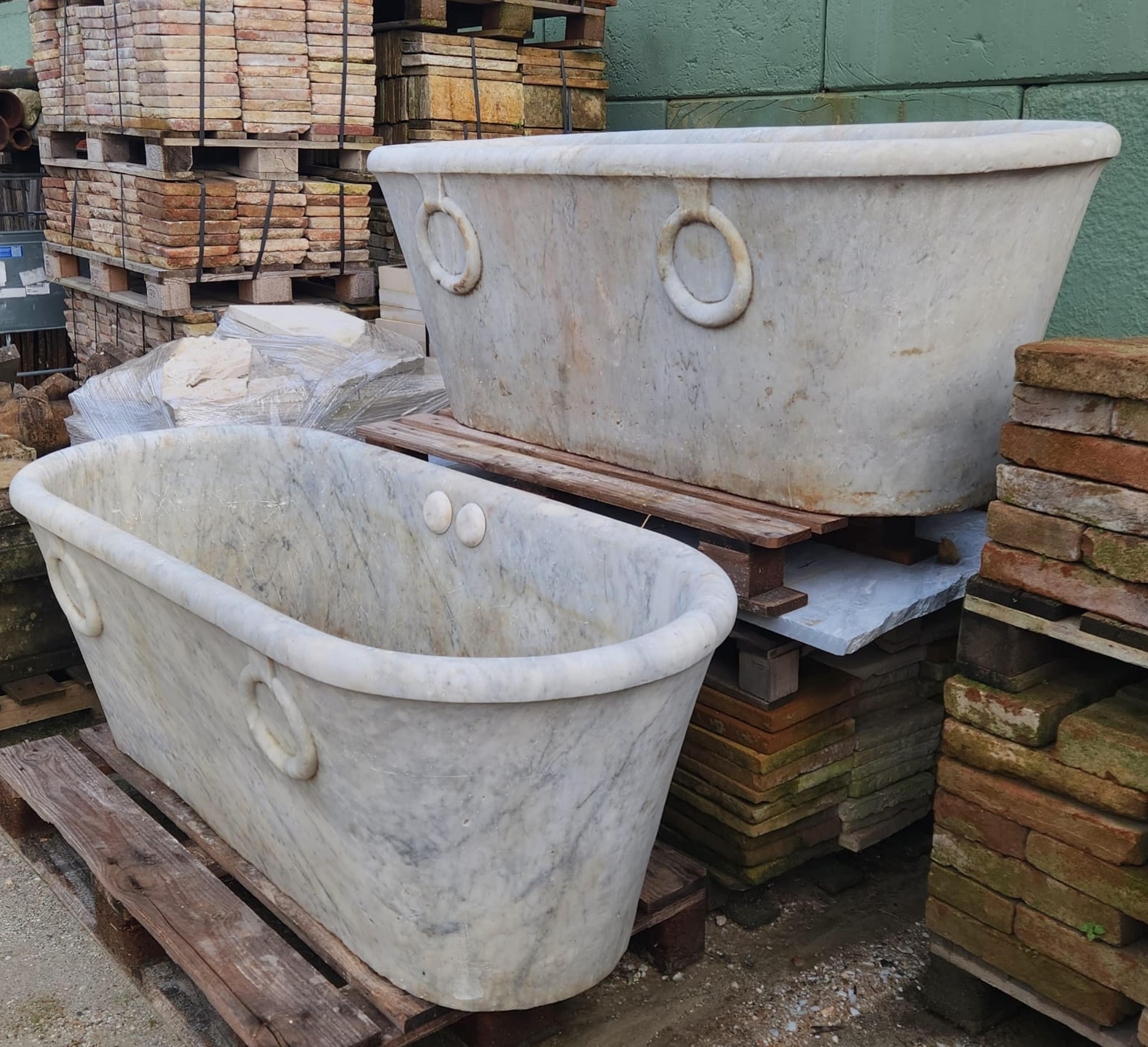 AMAZING PAIR OF ANCIENT WHITE CARRARA MARBLE TUBS WITH RINGS late 19th Century For Sale 1
