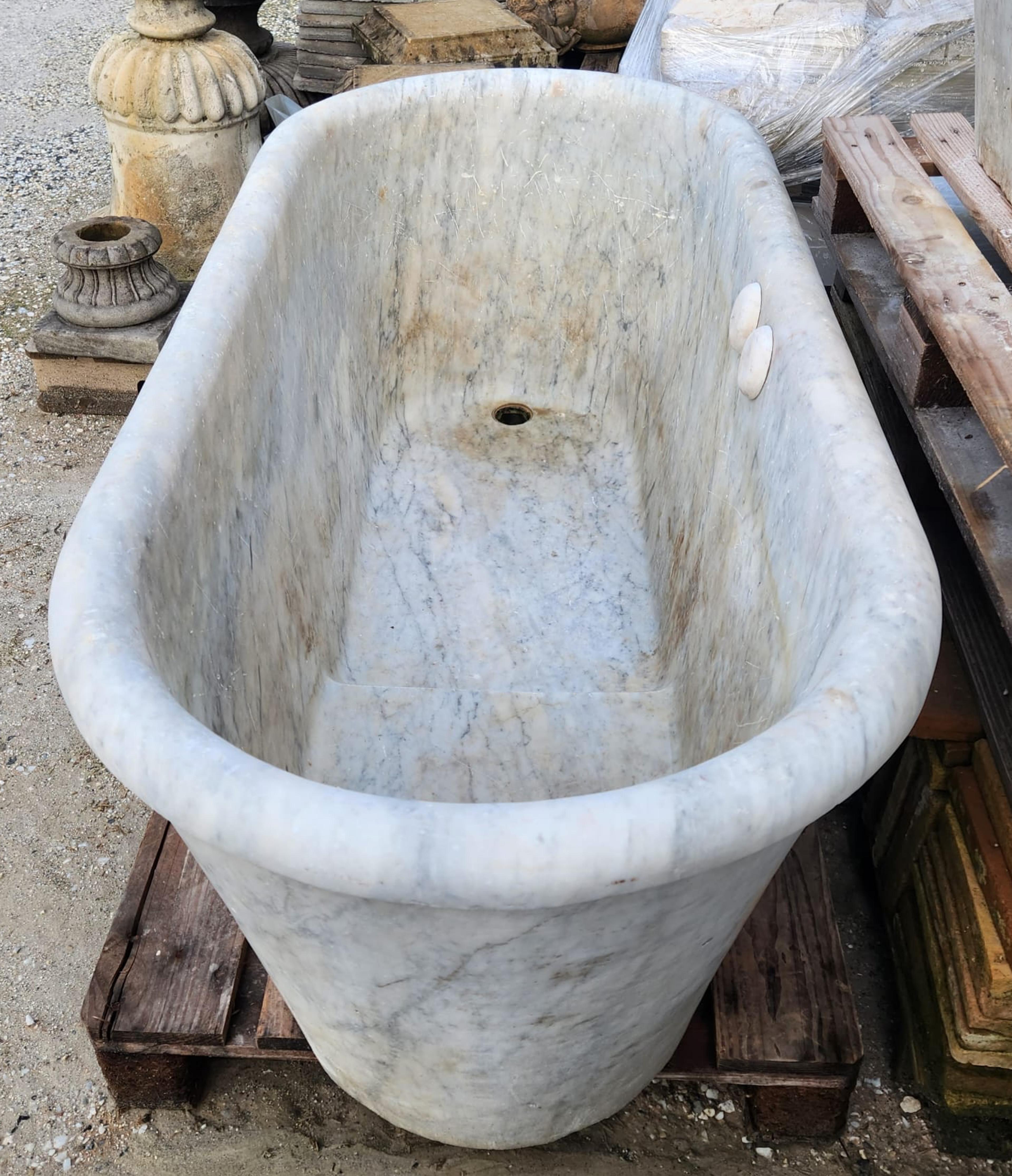 AMAZING PAIR OF ANCIENT WHITE CARRARA MARBLE TUBS WITH RINGS late 19th Century For Sale 2