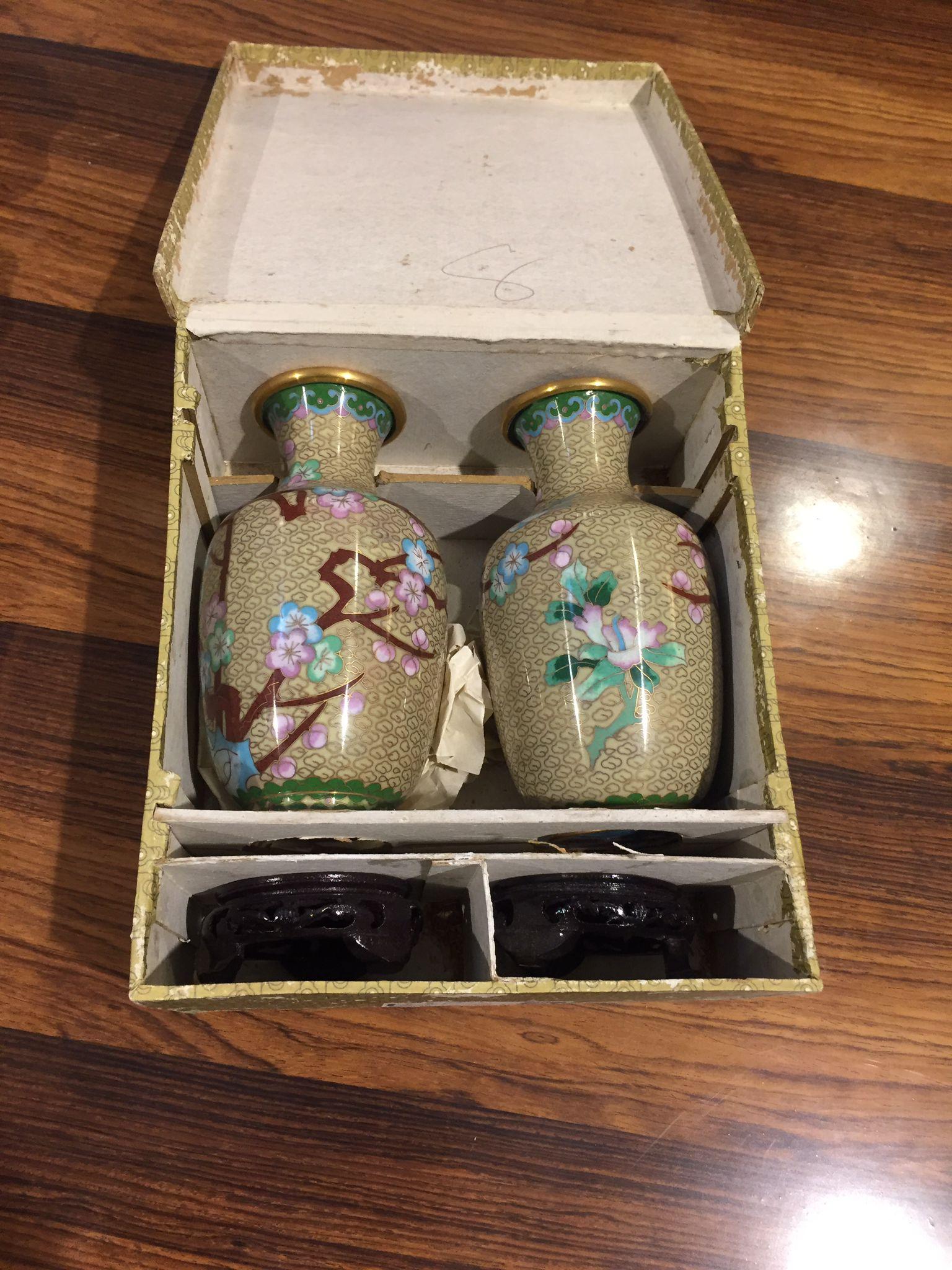 Metallo Incredibile, coppia di vasi cinesi cloisonné, smaltati e dorati, Cina 1920 in vendita