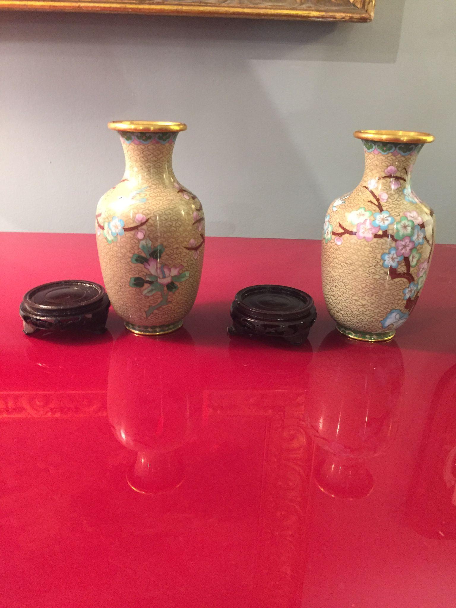 Pair of Chinese Cloisonné vases, Enamelled and gilded, early 20th century, with original box.
China, early 20th century.
Excellent condition for this pair of enameled and gilded cloisonné vases with floral motifs.