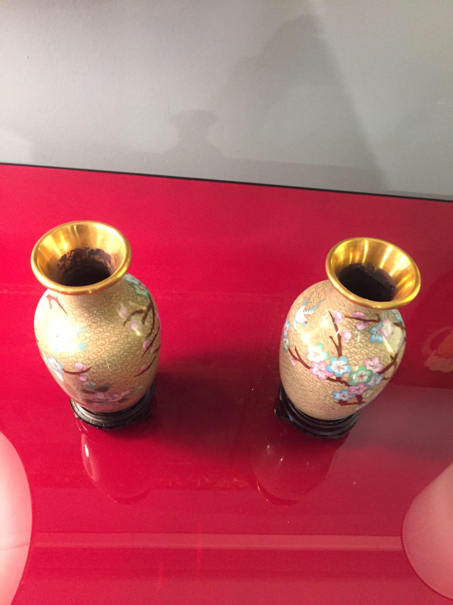Cloissoné Amazing, Pair of Chinese Cloisonné Vases, Enamelled and Gilded, Cina 1920 For Sale
