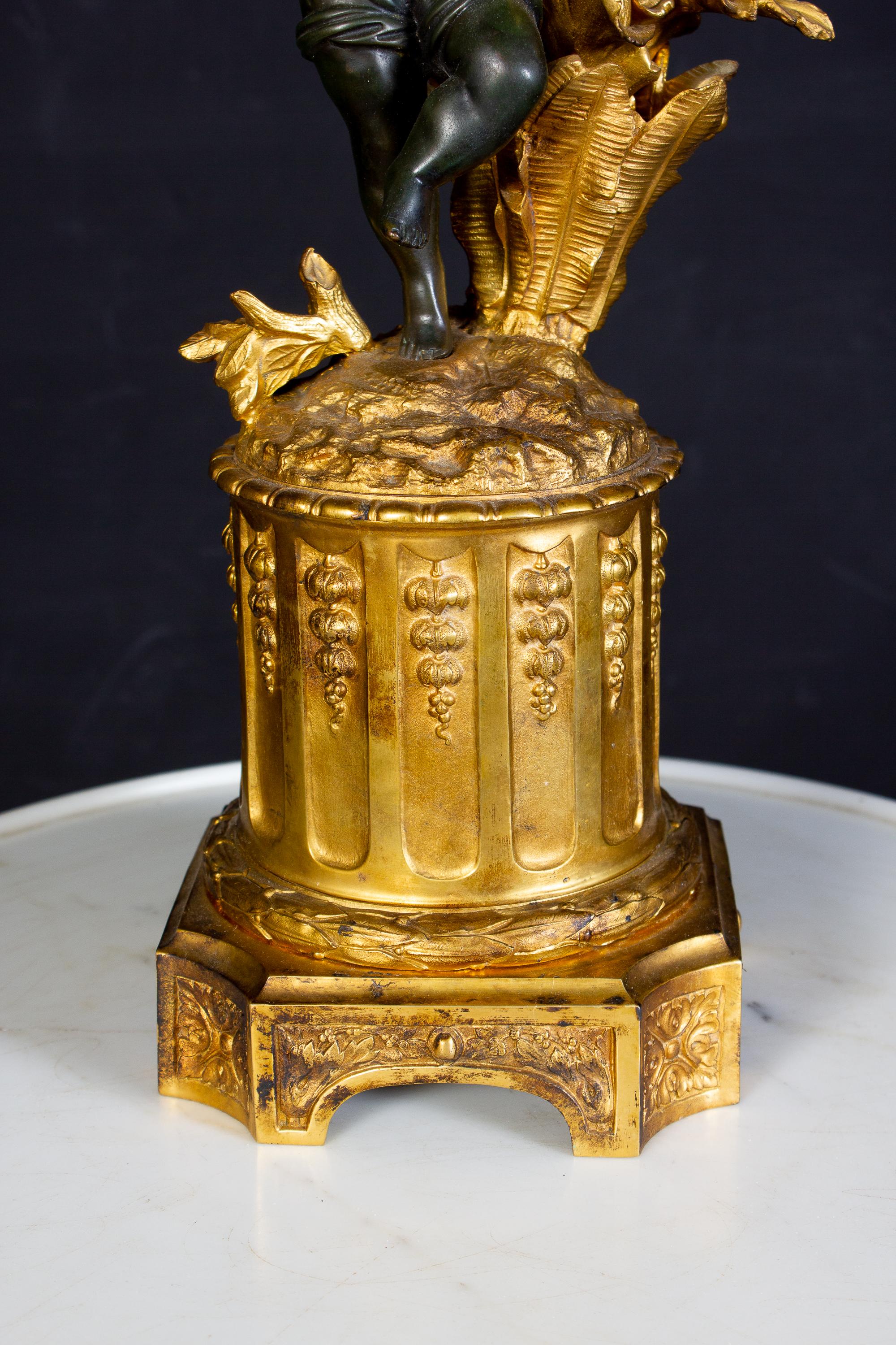 XIXe siècle Incroyable paire de candélabres français du 19ème siècle en bronze et bronze doré en vente