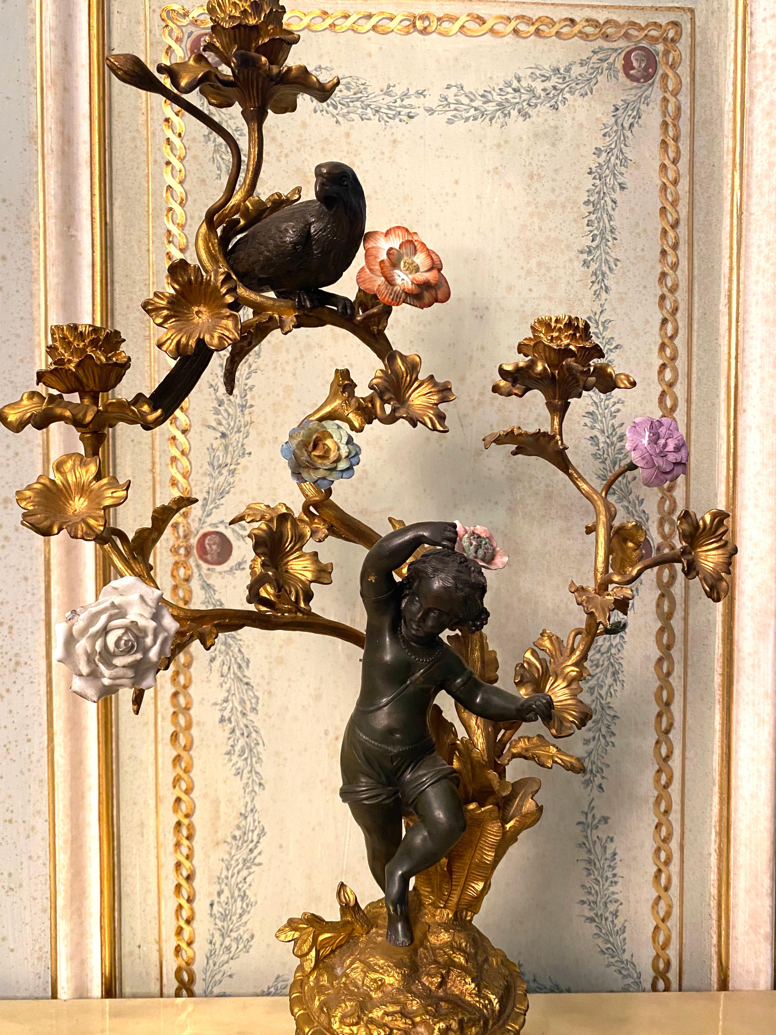Bronze Incroyable paire de candélabres français du 19ème siècle en bronze et bronze doré en vente