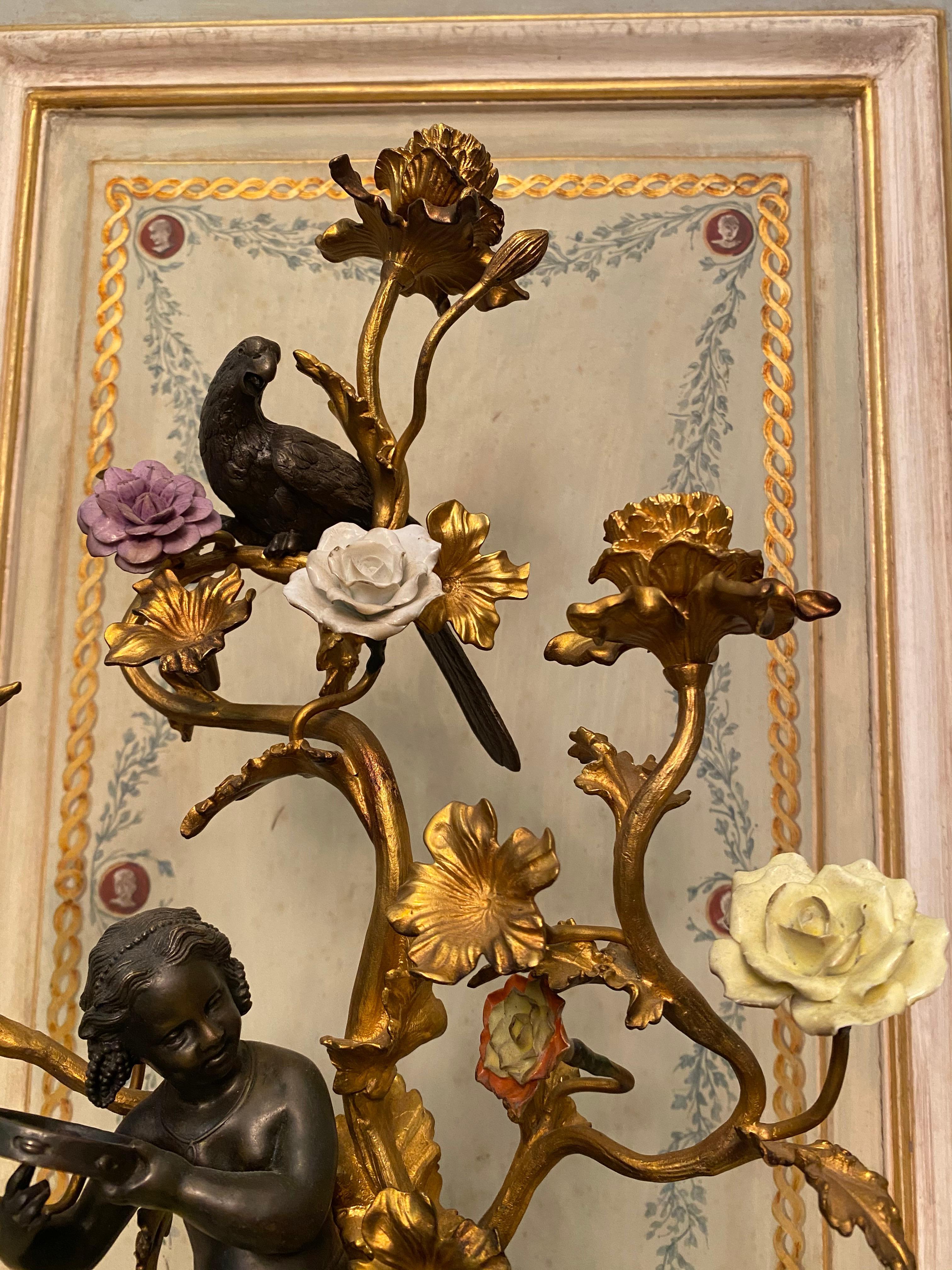 Incroyable paire de candélabres français du 19ème siècle en bronze et bronze doré en vente 1