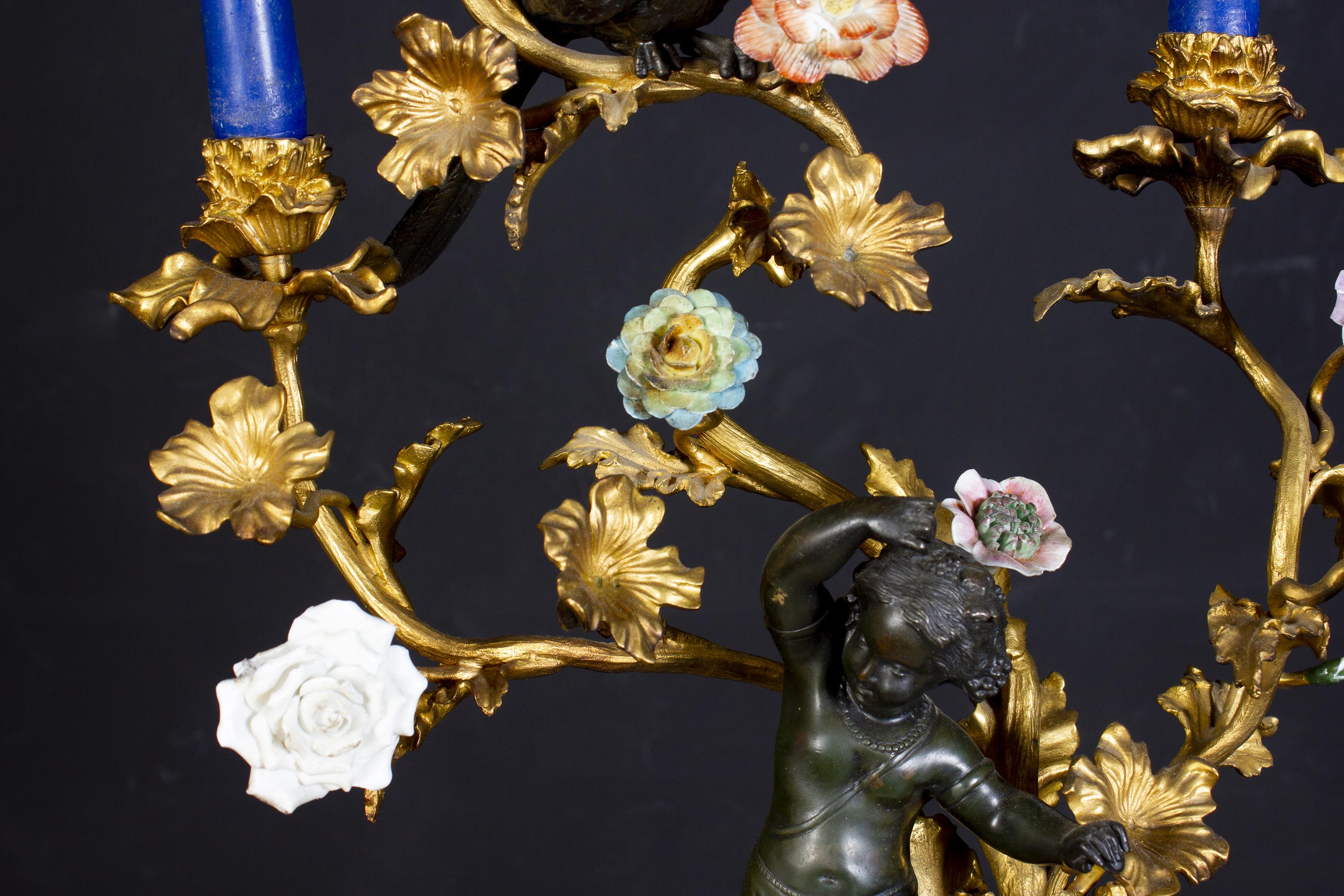 Incroyable paire de candélabres français du 19ème siècle en bronze et bronze doré en vente 3