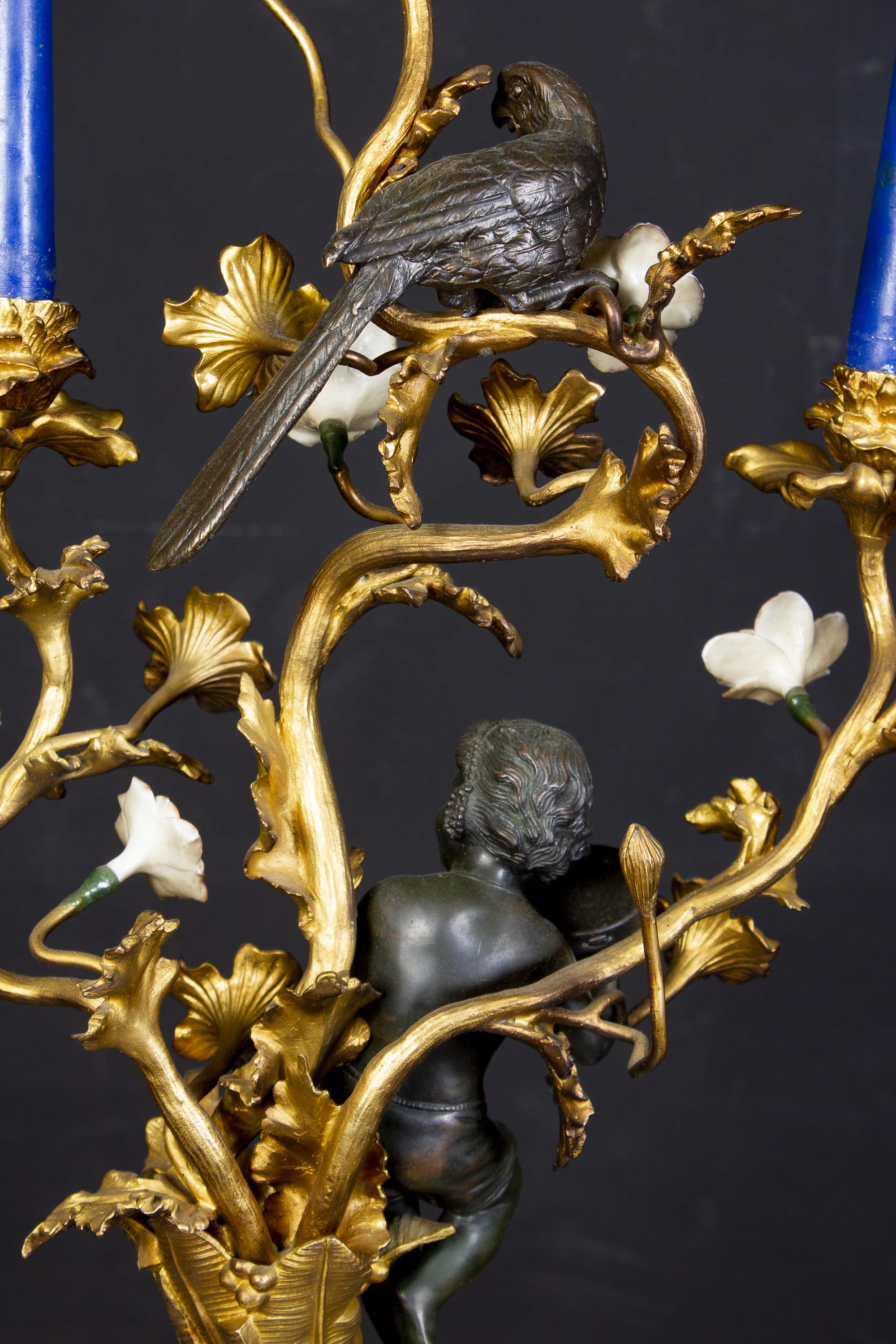Incredibile coppia di candelabri francesi del XIX secolo in bronzo e bronzo dorato in vendita 4