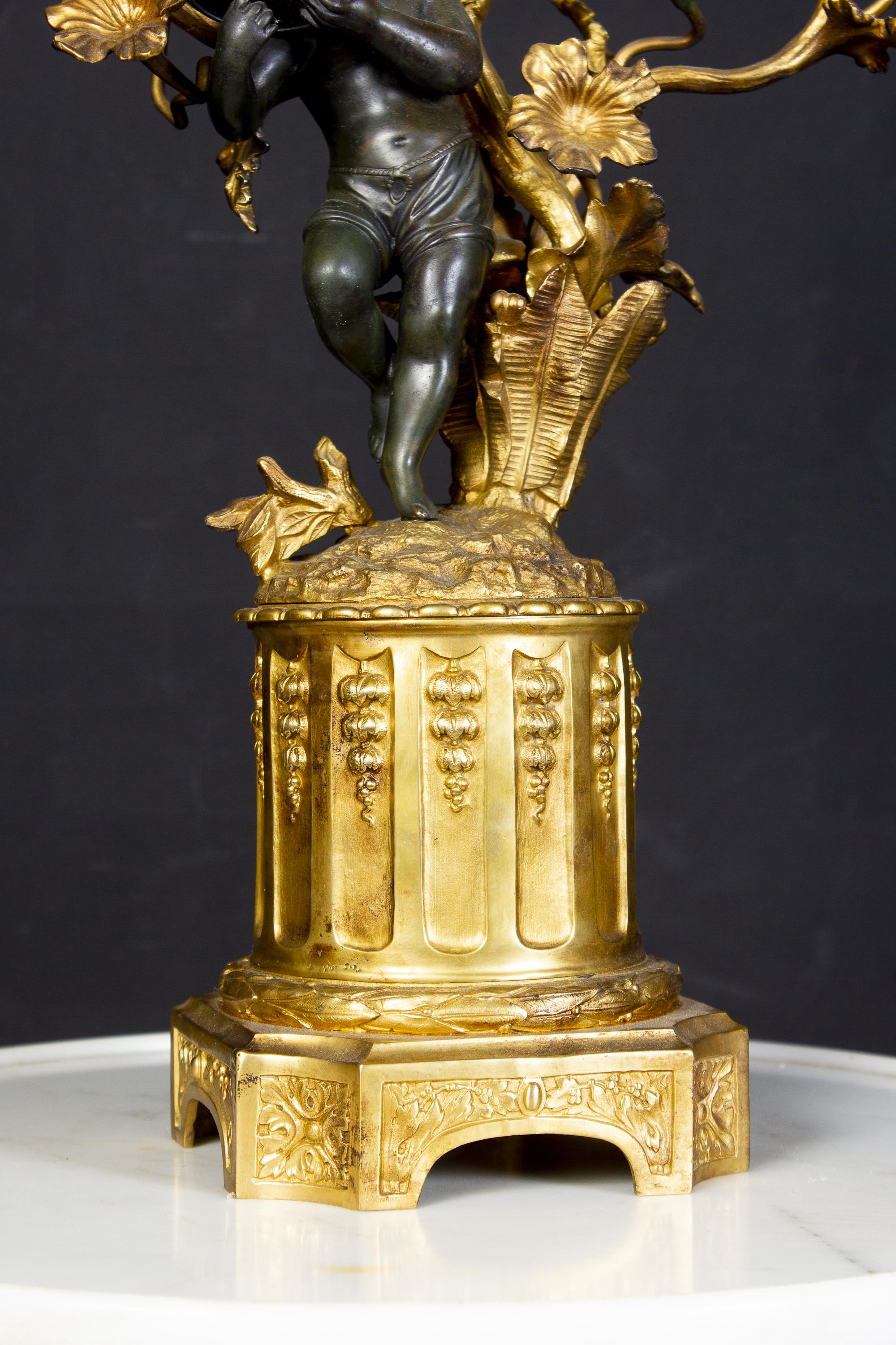 Incredibile coppia di candelabri francesi del XIX secolo in bronzo e bronzo dorato in vendita 6