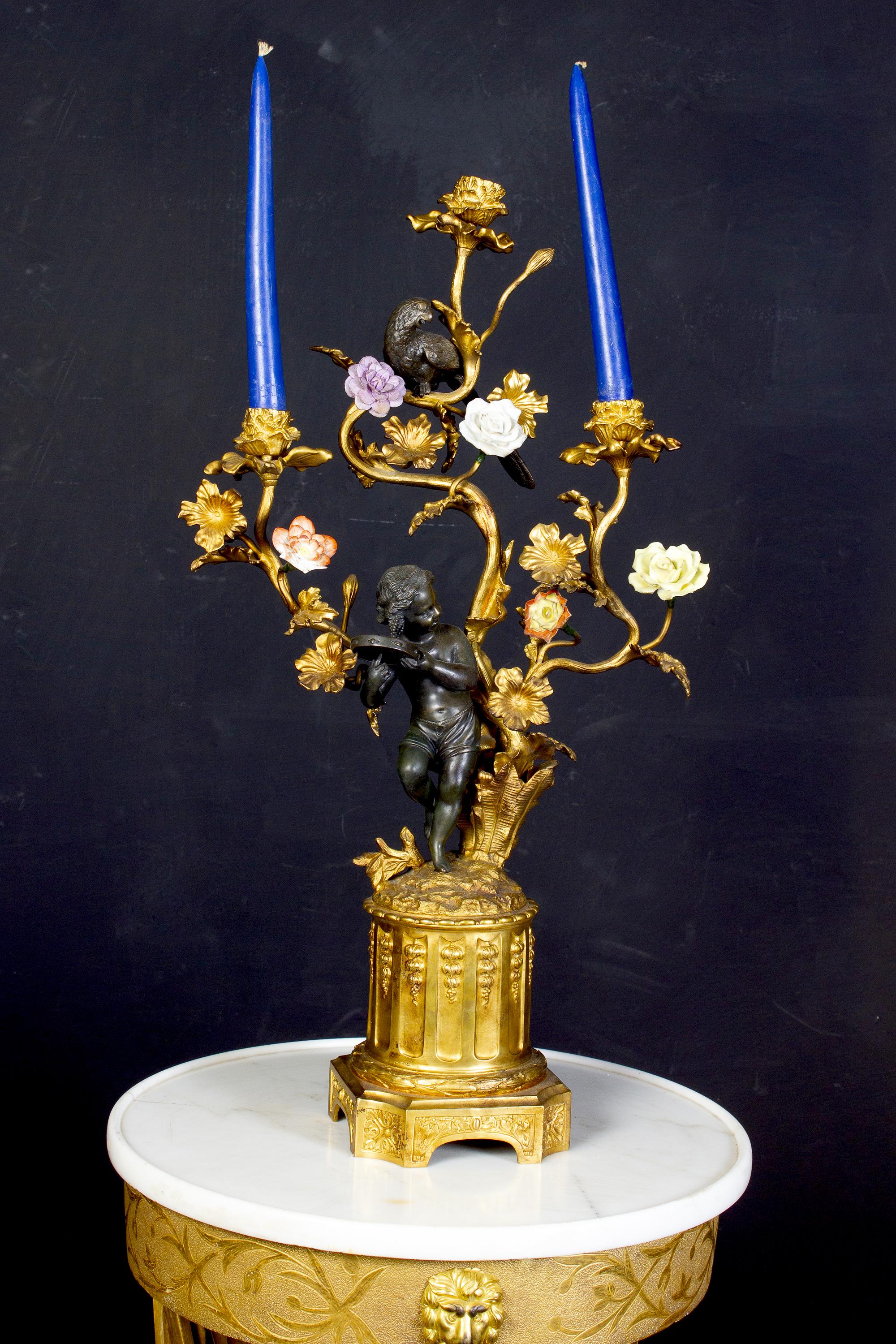 Incredibile coppia di candelabri francesi del XIX secolo in bronzo e bronzo dorato in vendita 7