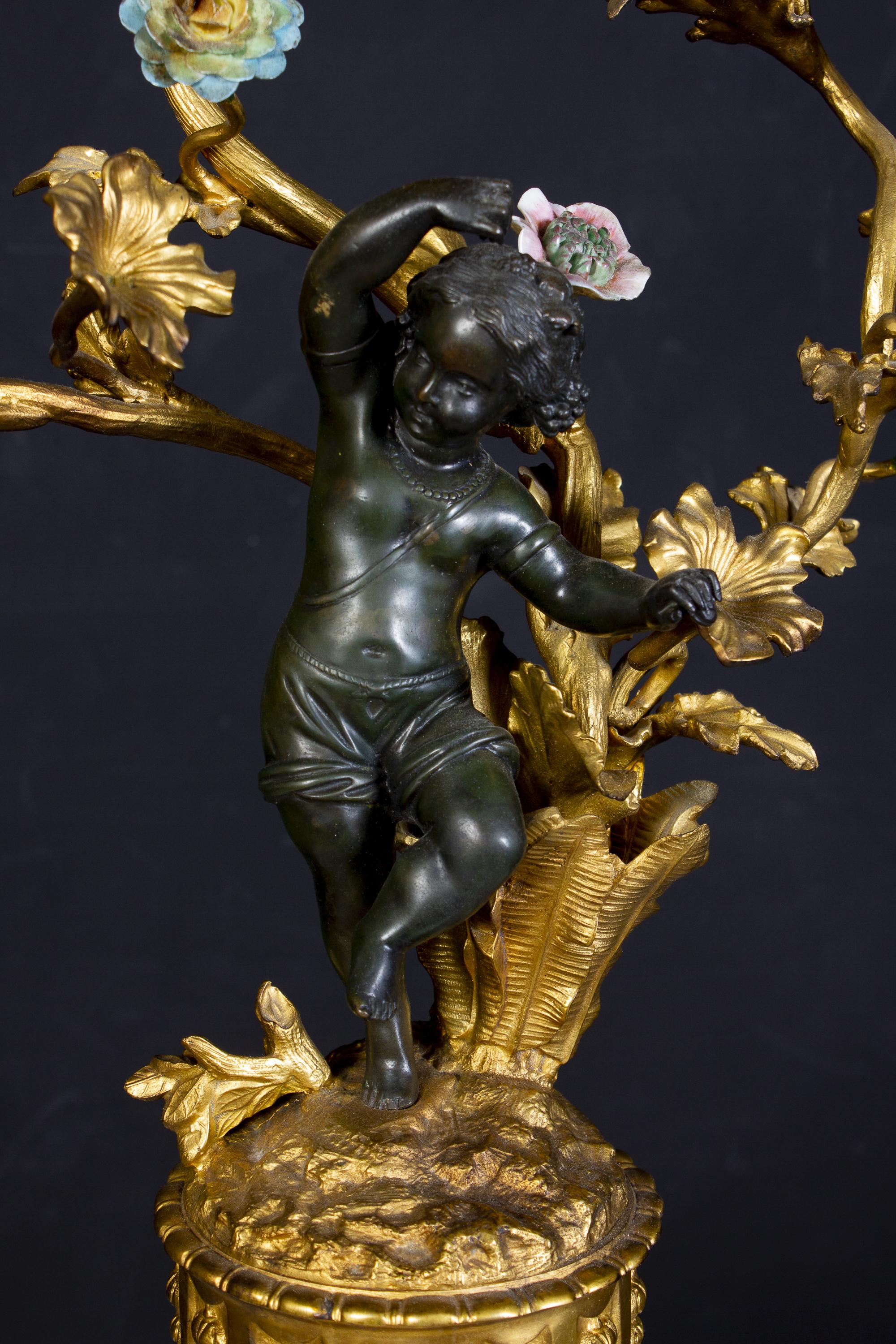 Incredibile coppia di candelabri francesi del XIX secolo in bronzo e bronzo dorato in vendita 1