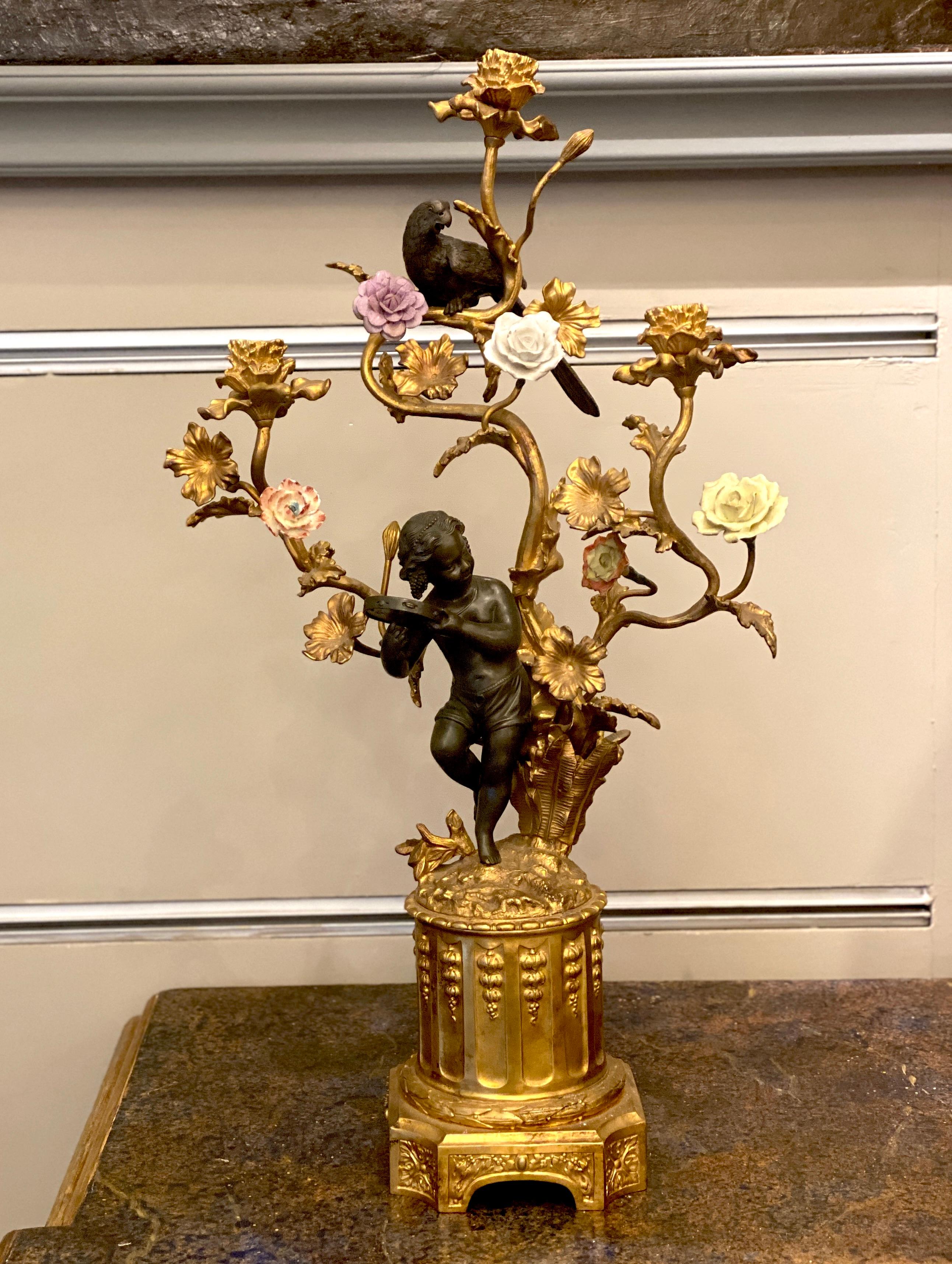 Incroyable paire de candélabres français du 19ème siècle en bronze et bronze doré en vente 1