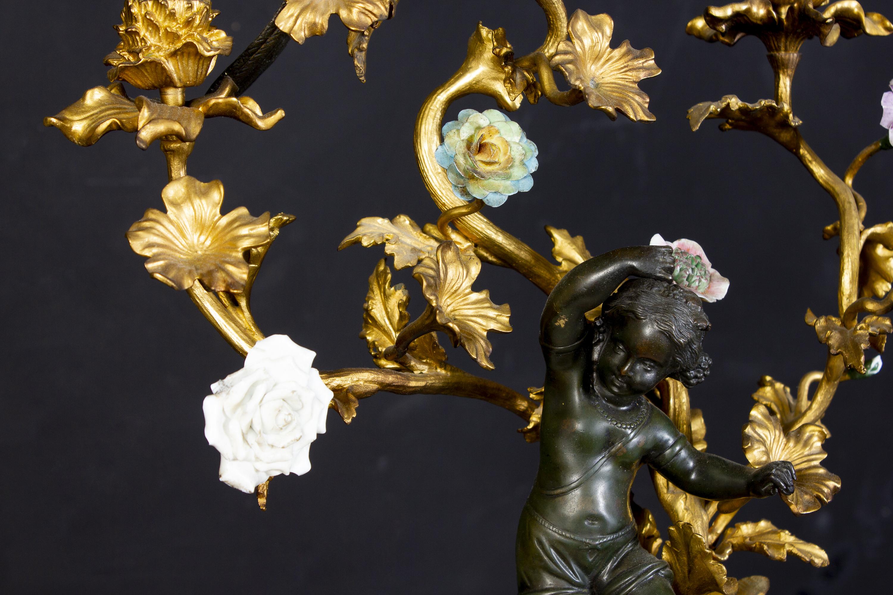 Incredibile coppia di candelabri francesi del XIX secolo in bronzo e bronzo dorato in vendita 2