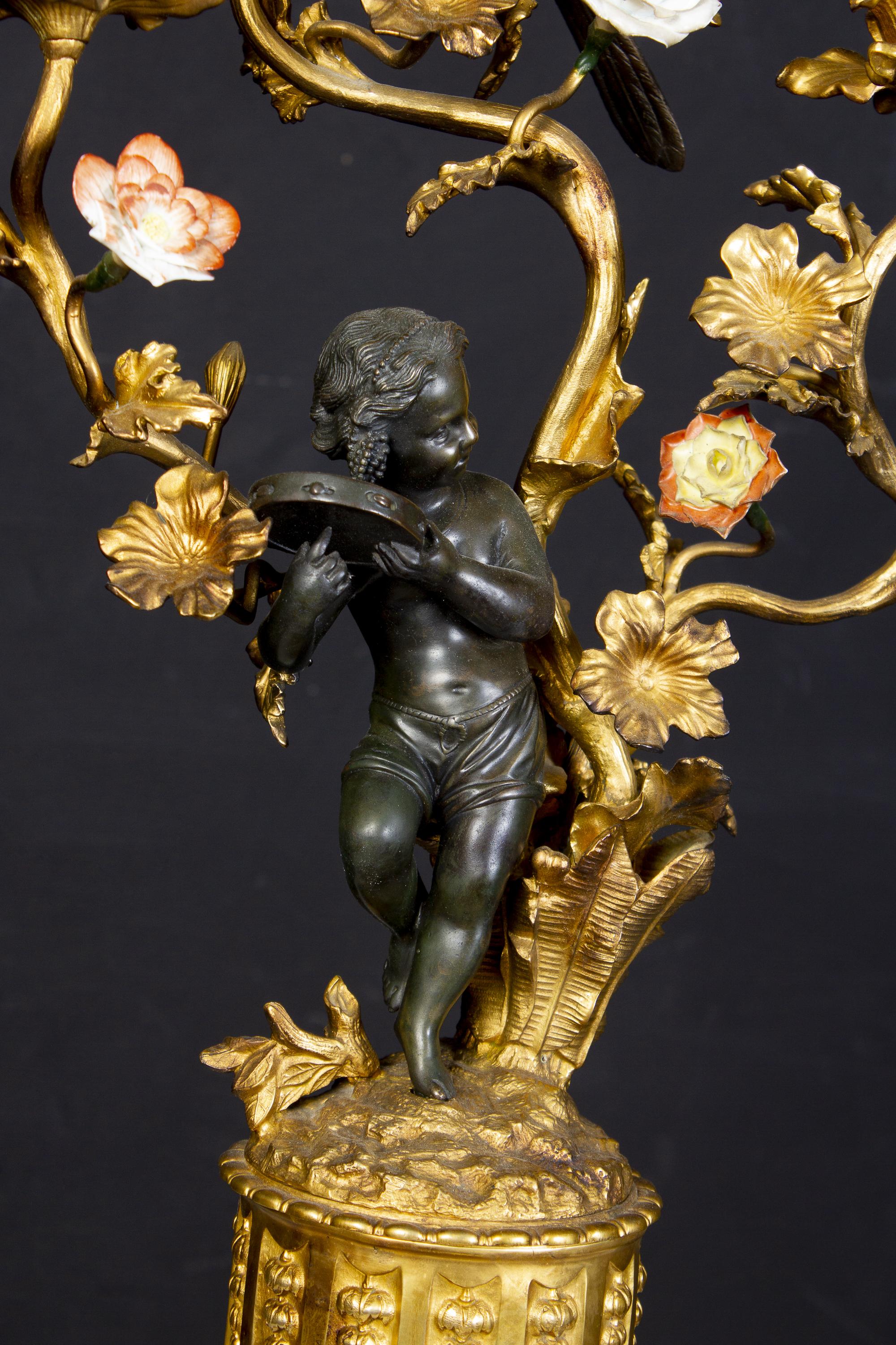 Incredibile coppia di candelabri francesi del XIX secolo in bronzo e bronzo dorato in vendita 3