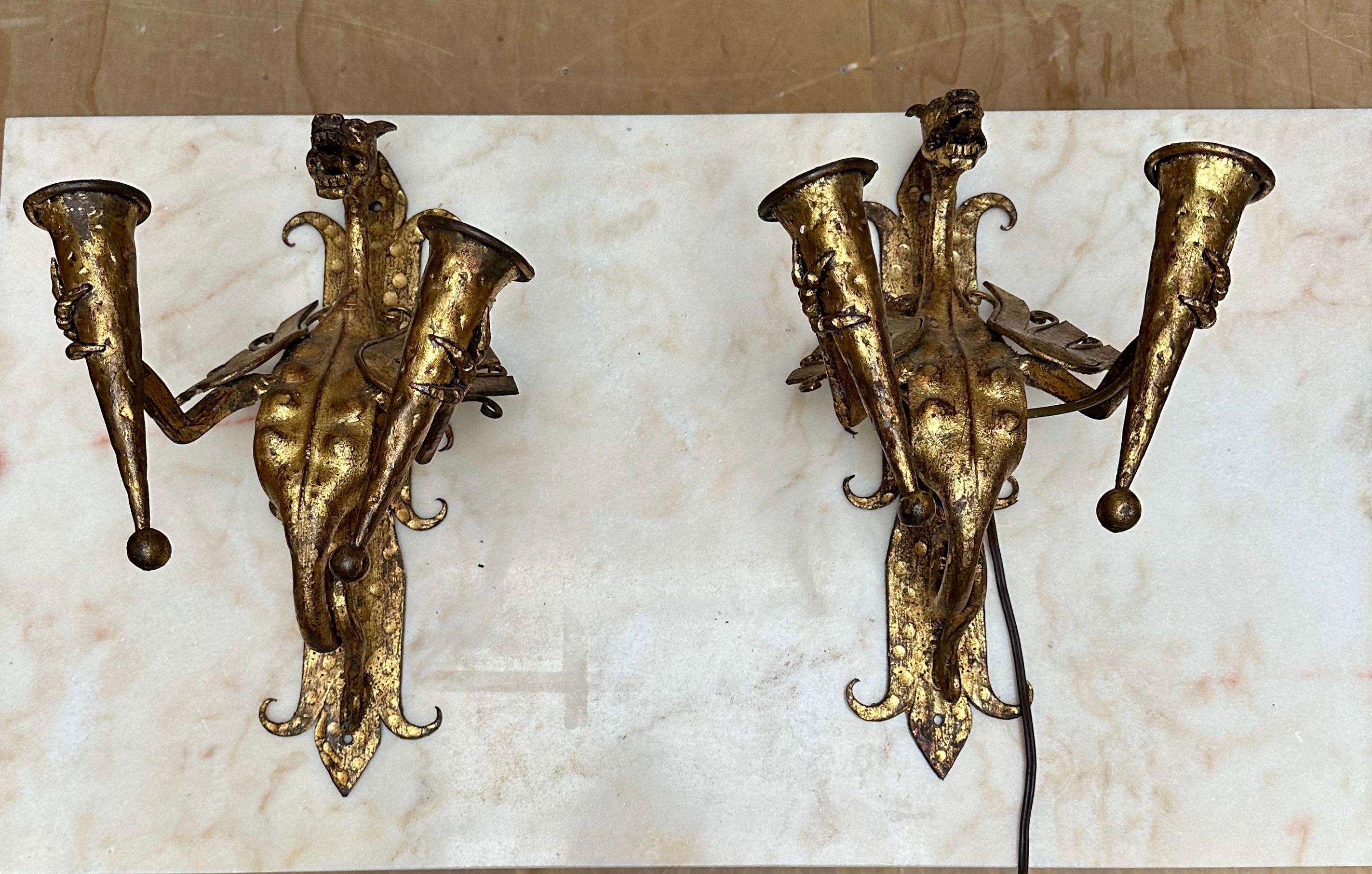 Ein erstaunliches Paar handgeschmiedeter, fliegender Drachen-Wandleuchter aus der Gotik-Revival-Zeit  (Vergoldet) im Angebot