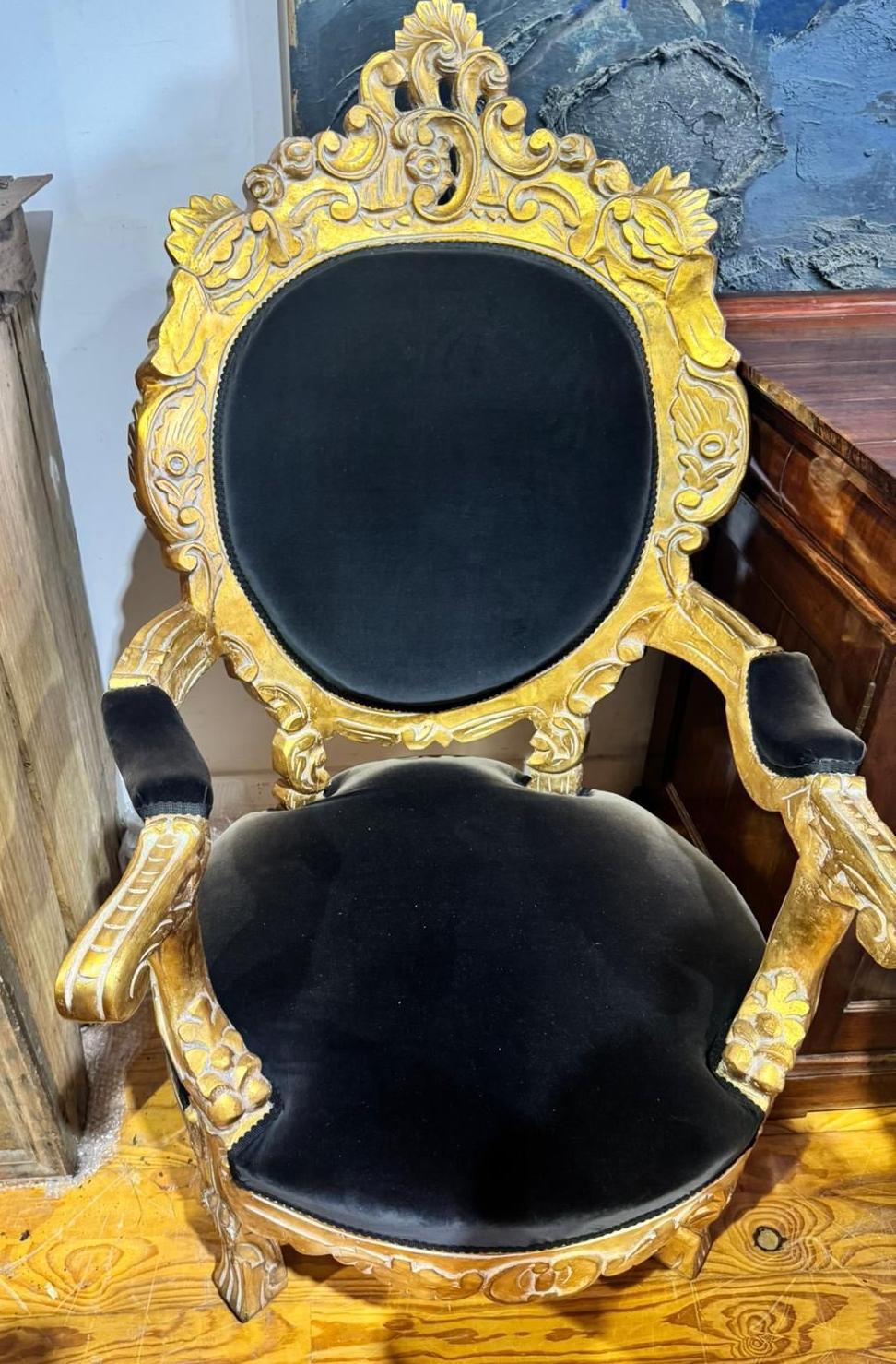 COPPIA DI GRANDI POLTRONE

Francese, XIX secolo, legno intagliato e dorato.
Sedute e schienali in velluto.
Dimensioni: 129 x 74 x 66 cm
Buono stato