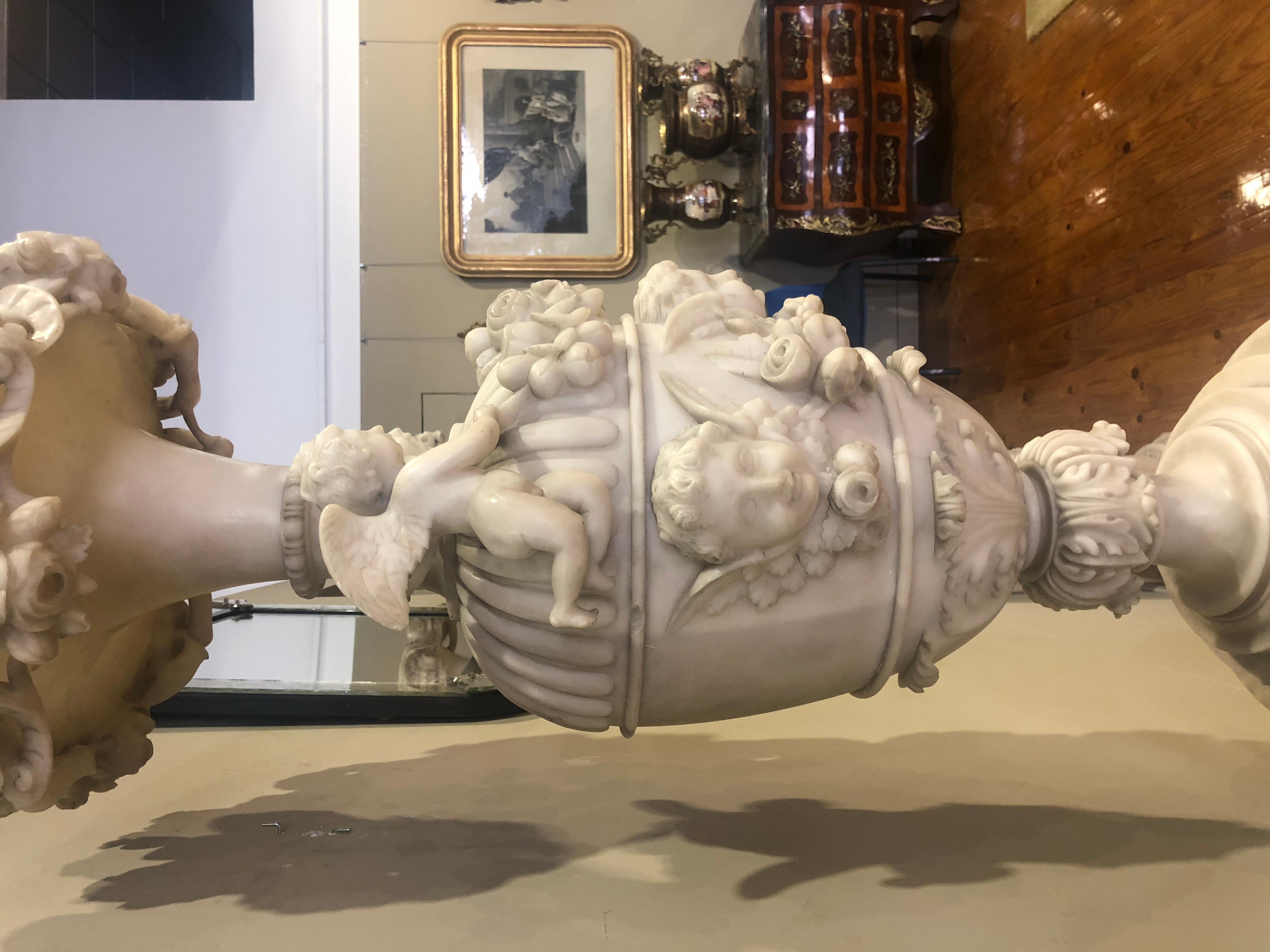 INCREDIBILE COPPIA DI VASI DI GRANDI DIMENSIONI  Ottocento in marmo di Carrara in vendita 1
