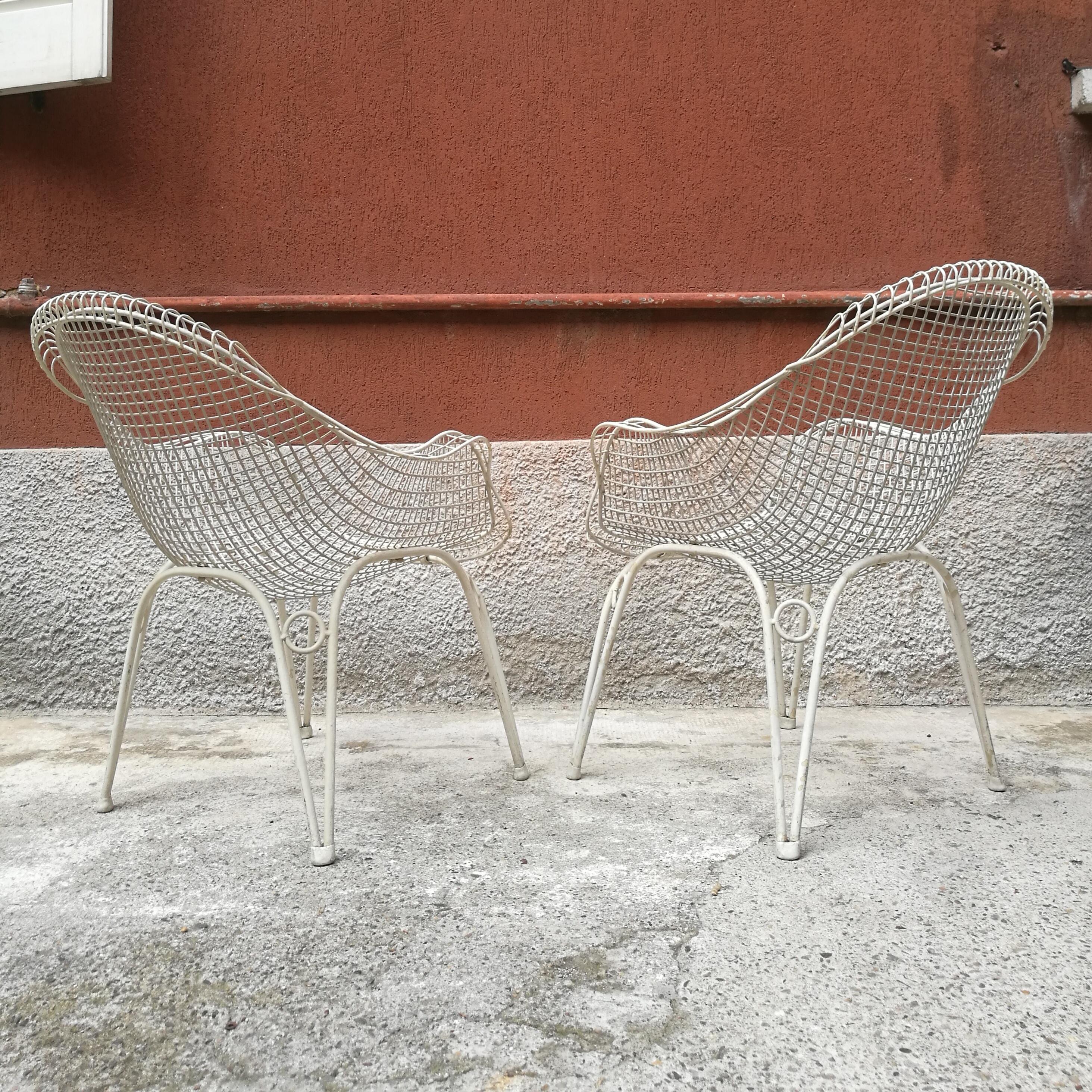 Amazing and very comfortable pair of armchairs in curved steel grid painted white with legs in steel curved rod.
The structure is all wrought iron and the stability is fantastic with a lightness incredible.
Fantastic indoor and outdoor this