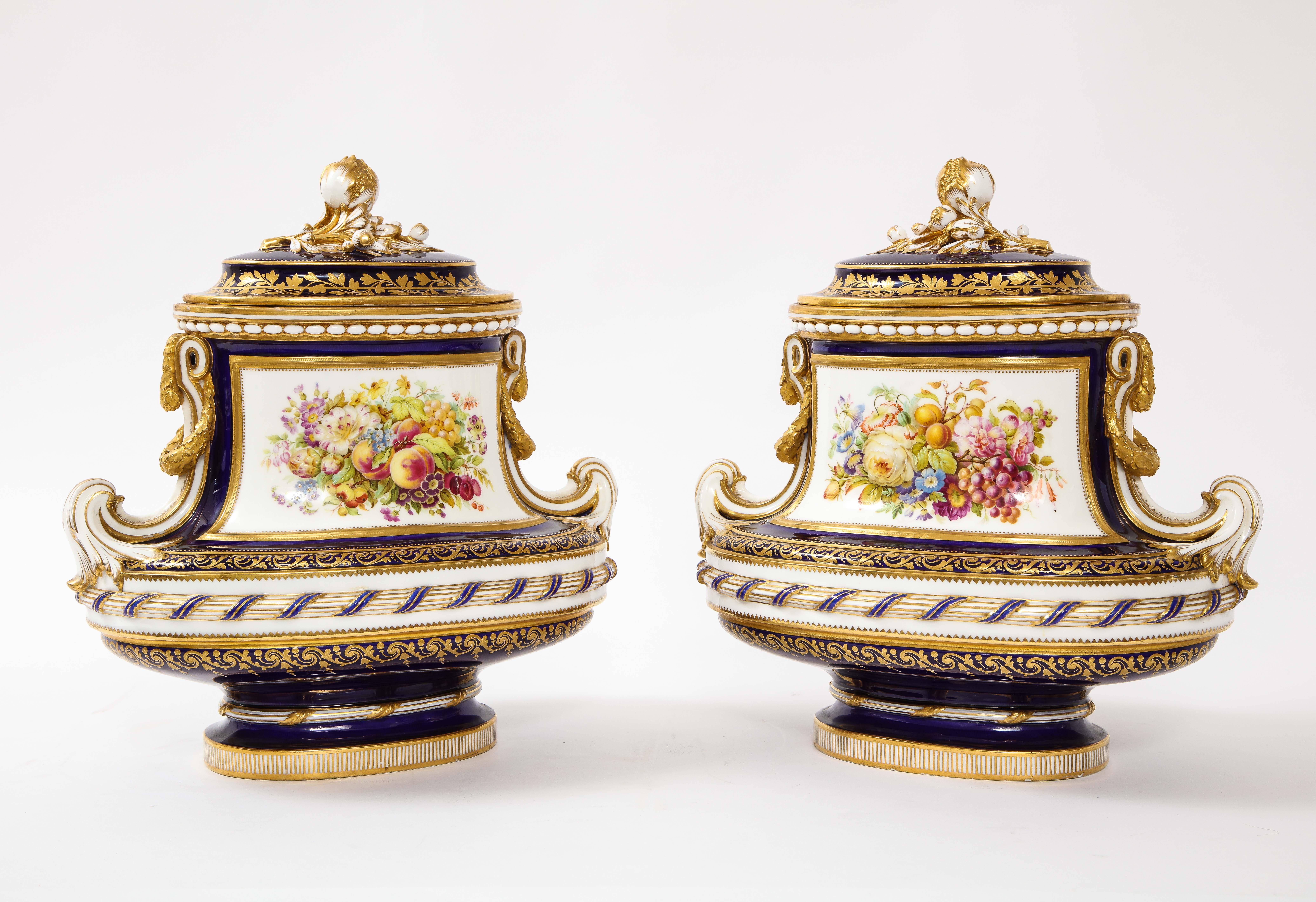 Increíble Pareja de Jarrones de Porcelana Mintons Cubiertos de Tierra Azul Cobalto con Naturaleza Muerta Luis XVI en venta