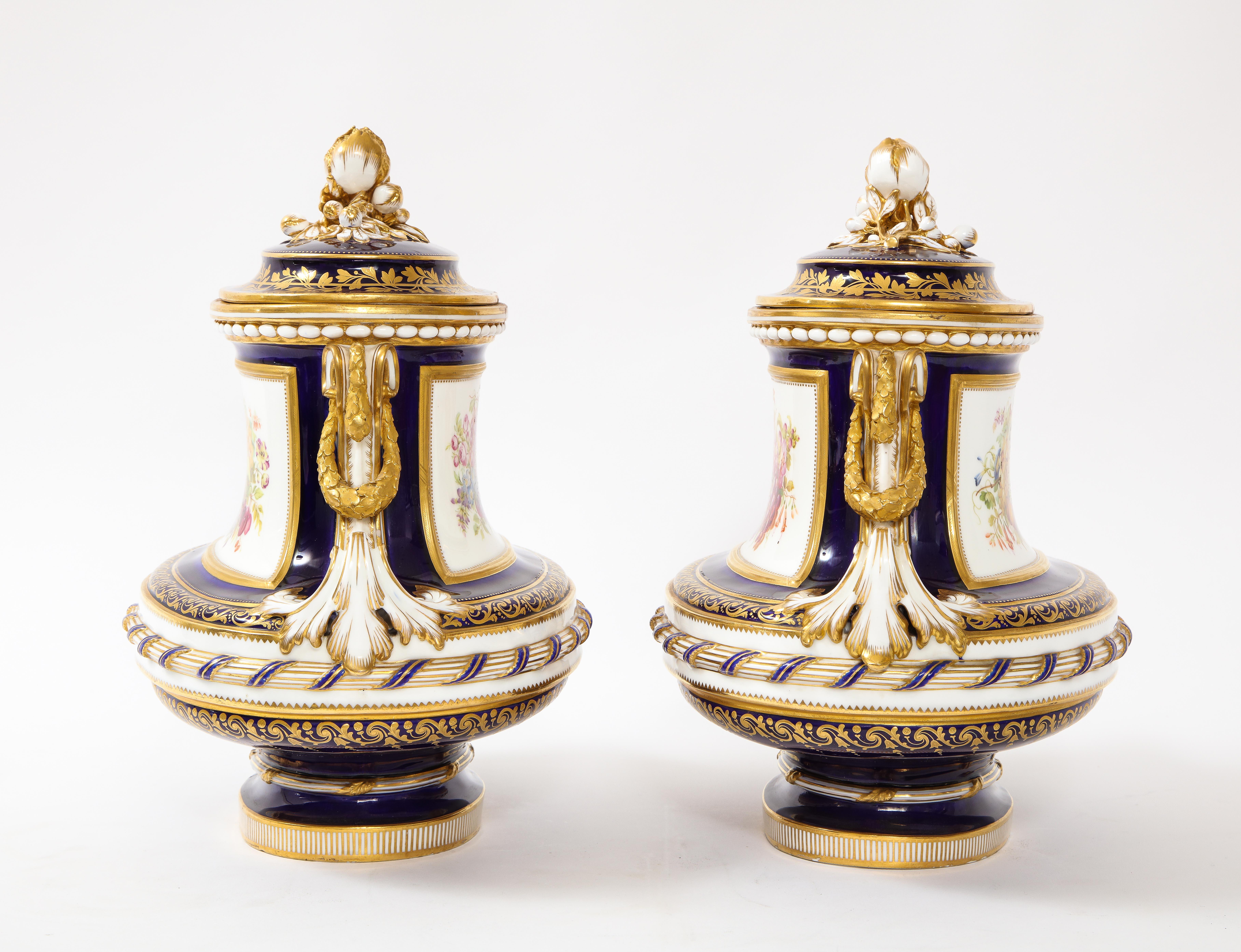 Increíble Pareja de Jarrones de Porcelana Mintons Cubiertos de Tierra Azul Cobalto con Naturaleza Muerta Dorado en venta