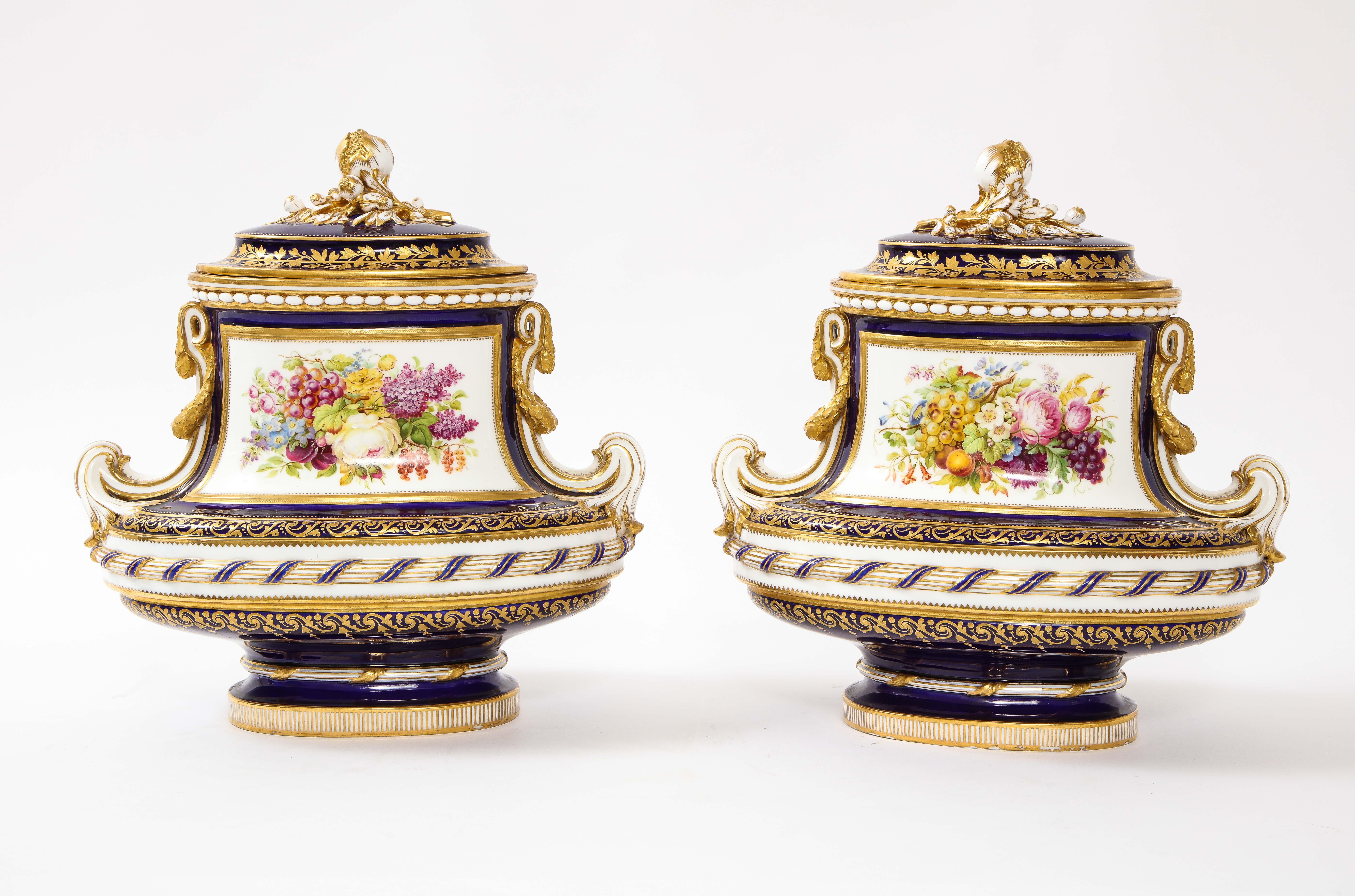 Increíble Pareja de Jarrones de Porcelana Mintons Cubiertos de Tierra Azul Cobalto con Naturaleza Muerta en Bueno estado para la venta en New York, NY
