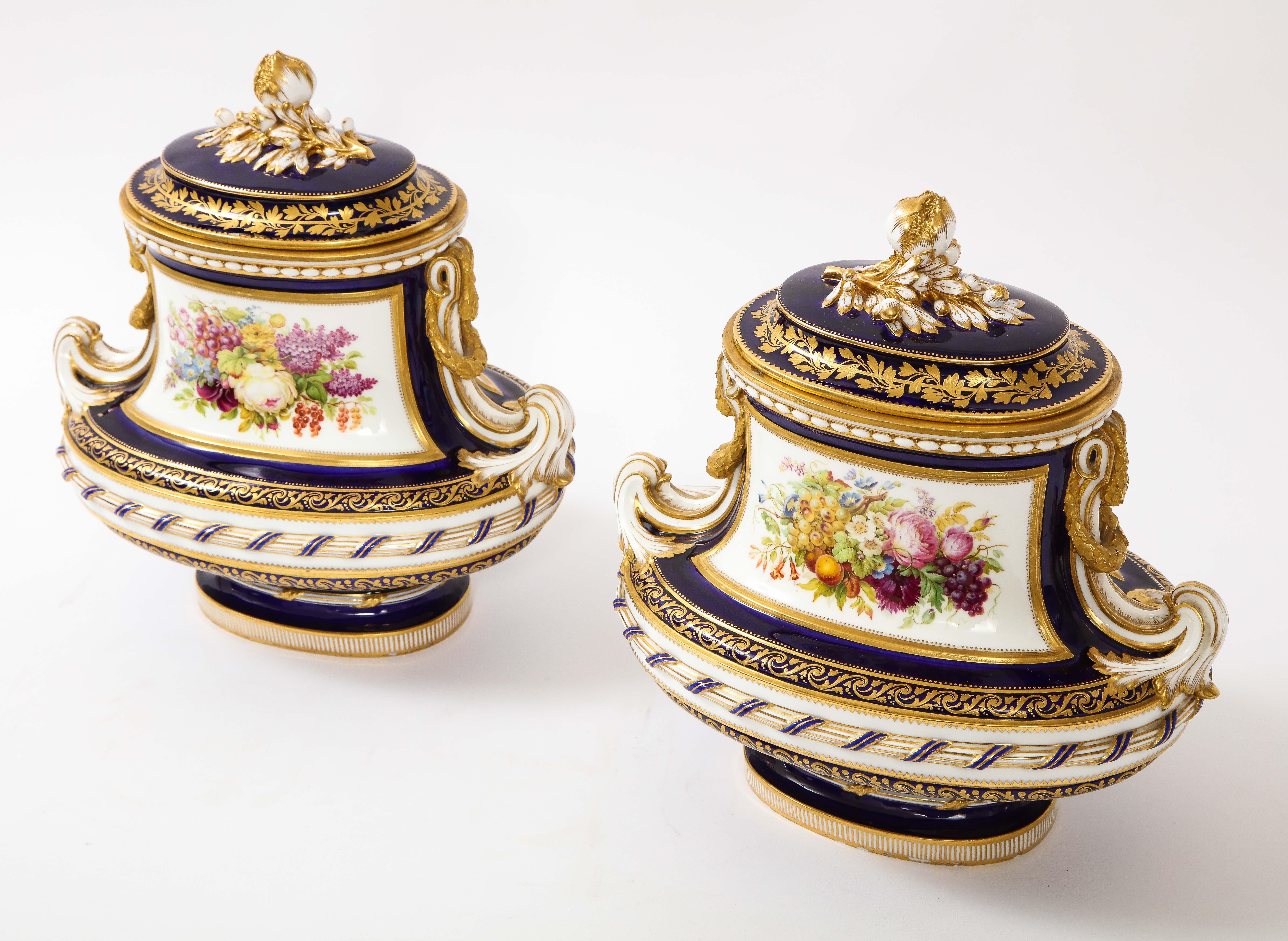 Increíble Pareja de Jarrones de Porcelana Mintons Cubiertos de Tierra Azul Cobalto con Naturaleza Muerta Fines del siglo XIX en venta