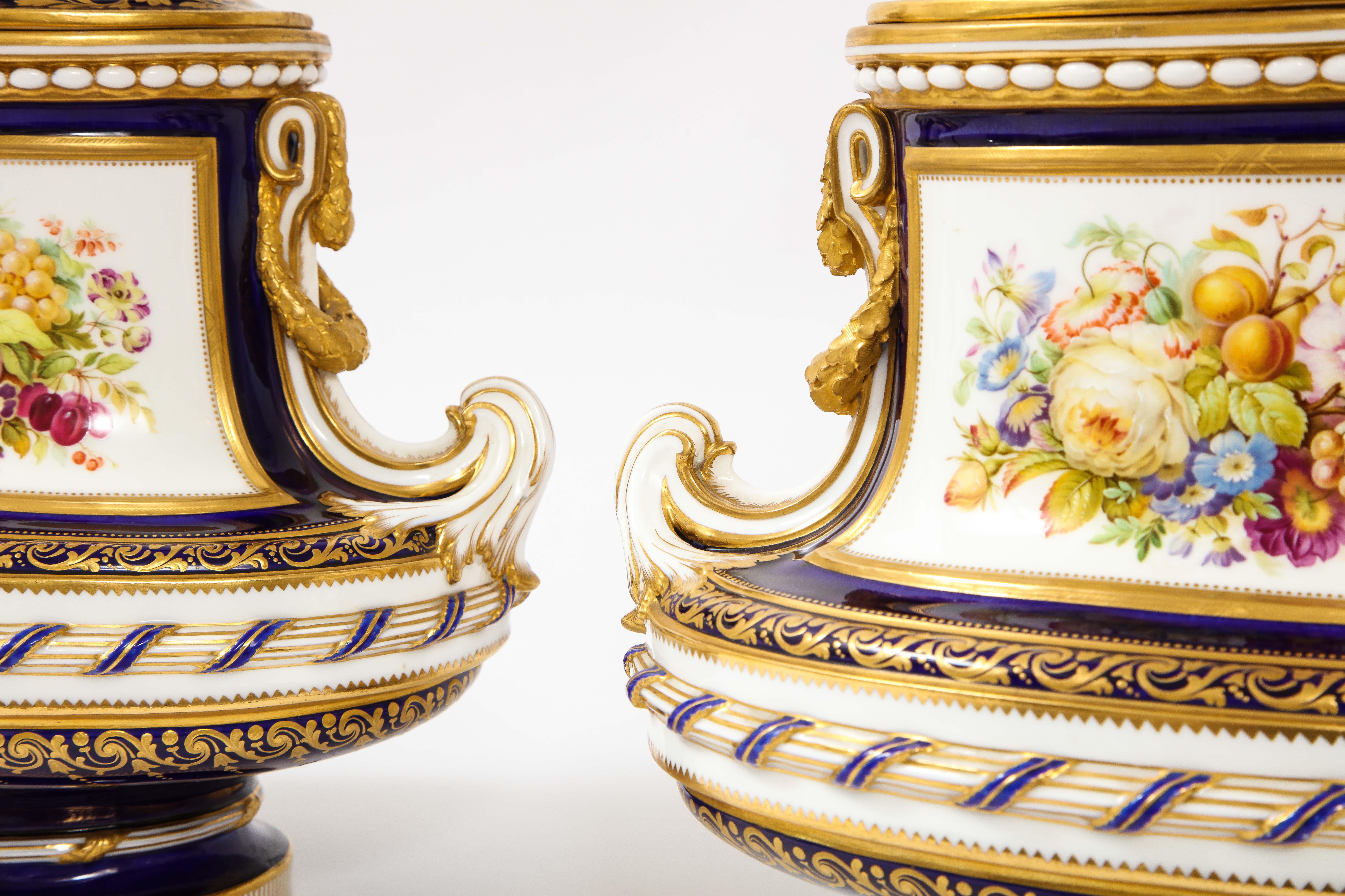 Increíble Pareja de Jarrones de Porcelana Mintons Cubiertos de Tierra Azul Cobalto con Naturaleza Muerta en venta 2