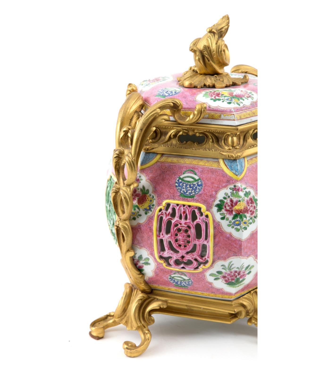 Exportation chinoise Incroyable paire de vases hexagonaux en porcelaine de la « famille rose », Chine, 19ème siècle   en vente
