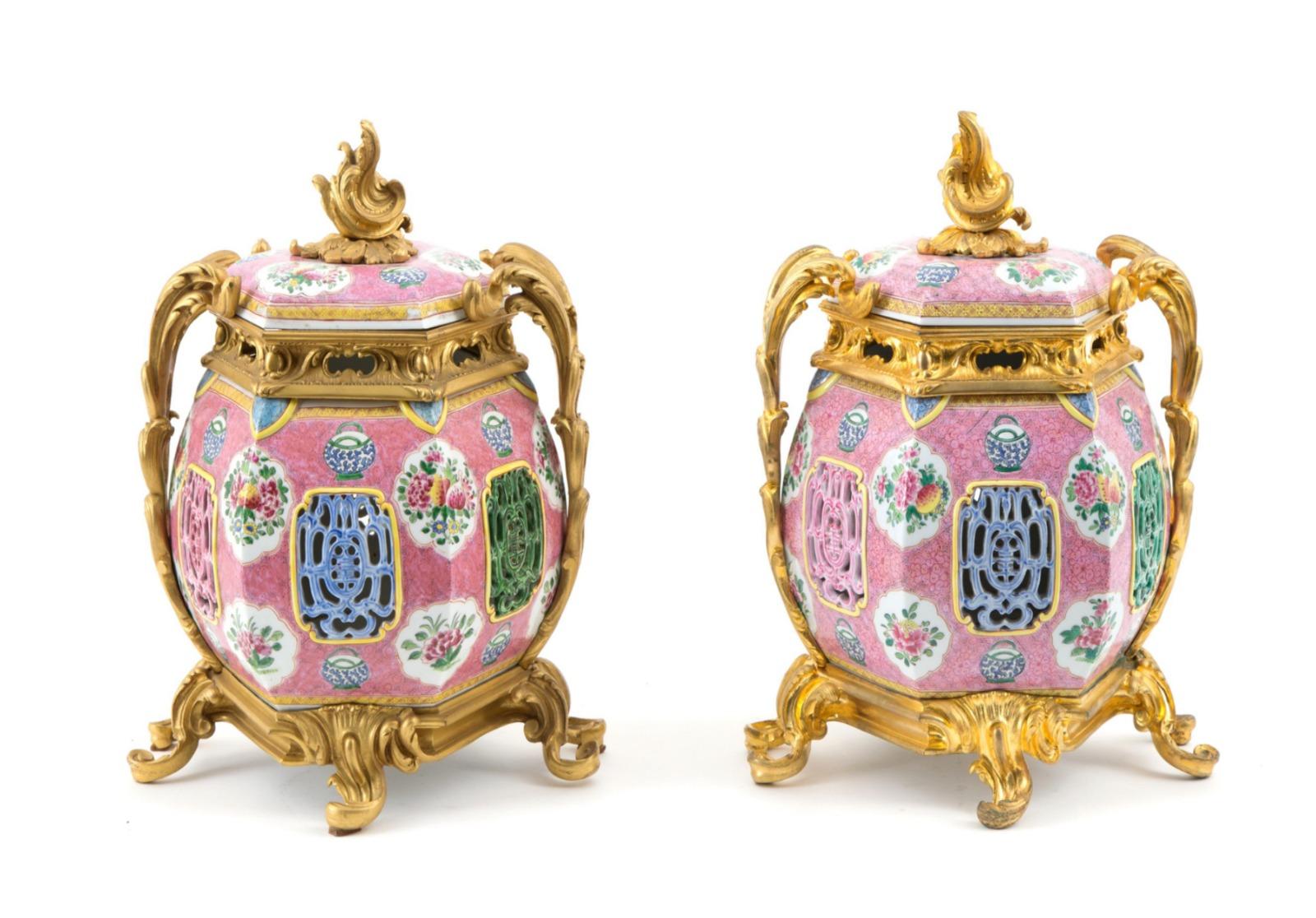 Fait main Incroyable paire de vases hexagonaux en porcelaine de la « famille rose », Chine, 19ème siècle   en vente