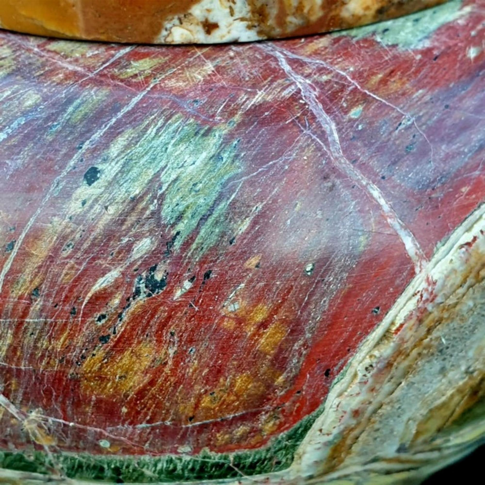 Paire d'incroyables vases tournés en marbre italien Diaspro Rosso du début du 20ème siècle Bon état - En vente à Madrid, ES