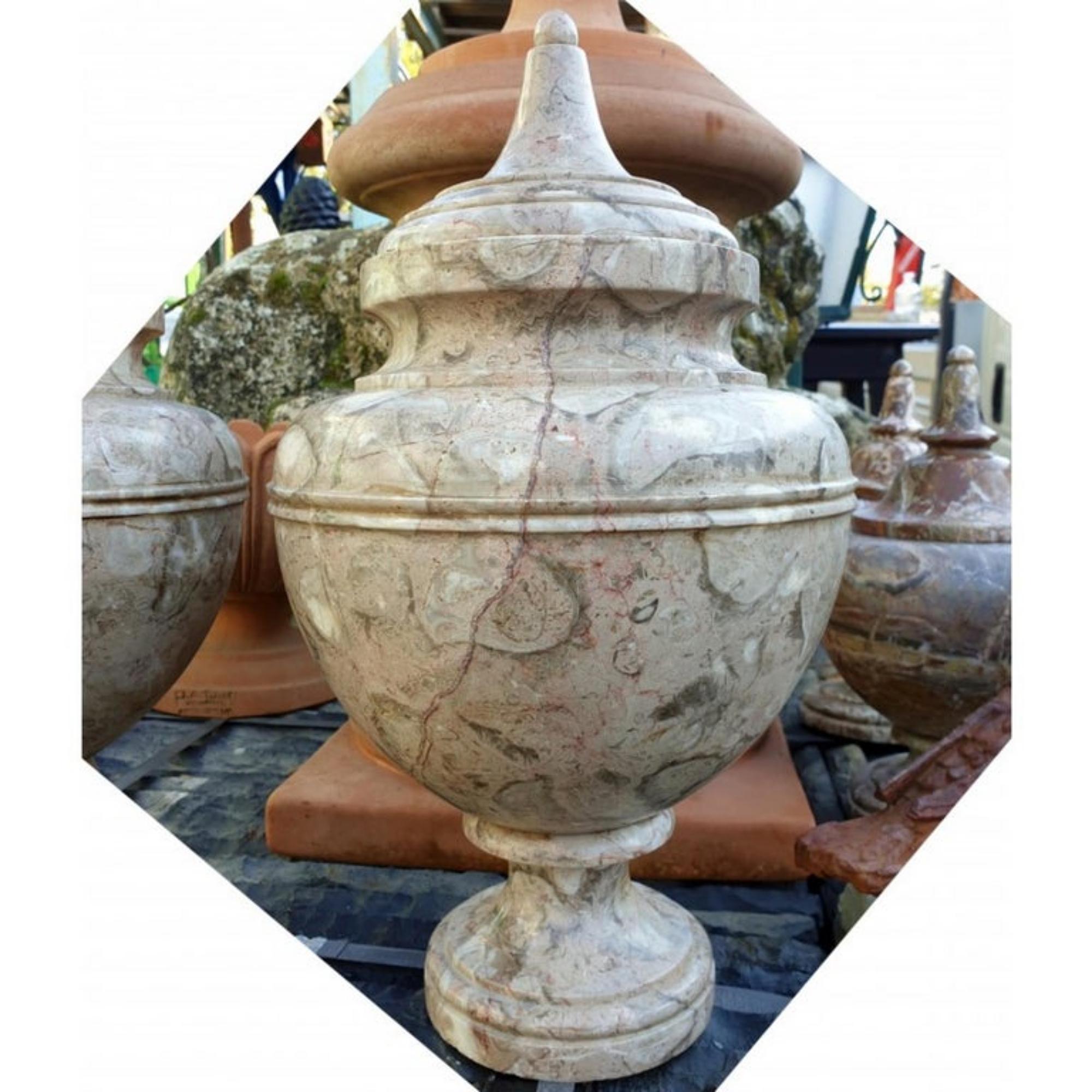 Außergewöhnliches Paar gedrechselter Vasen aus italienischem Lumachella-Marmor, frühes 20. Jahrhundert (Barock) im Angebot