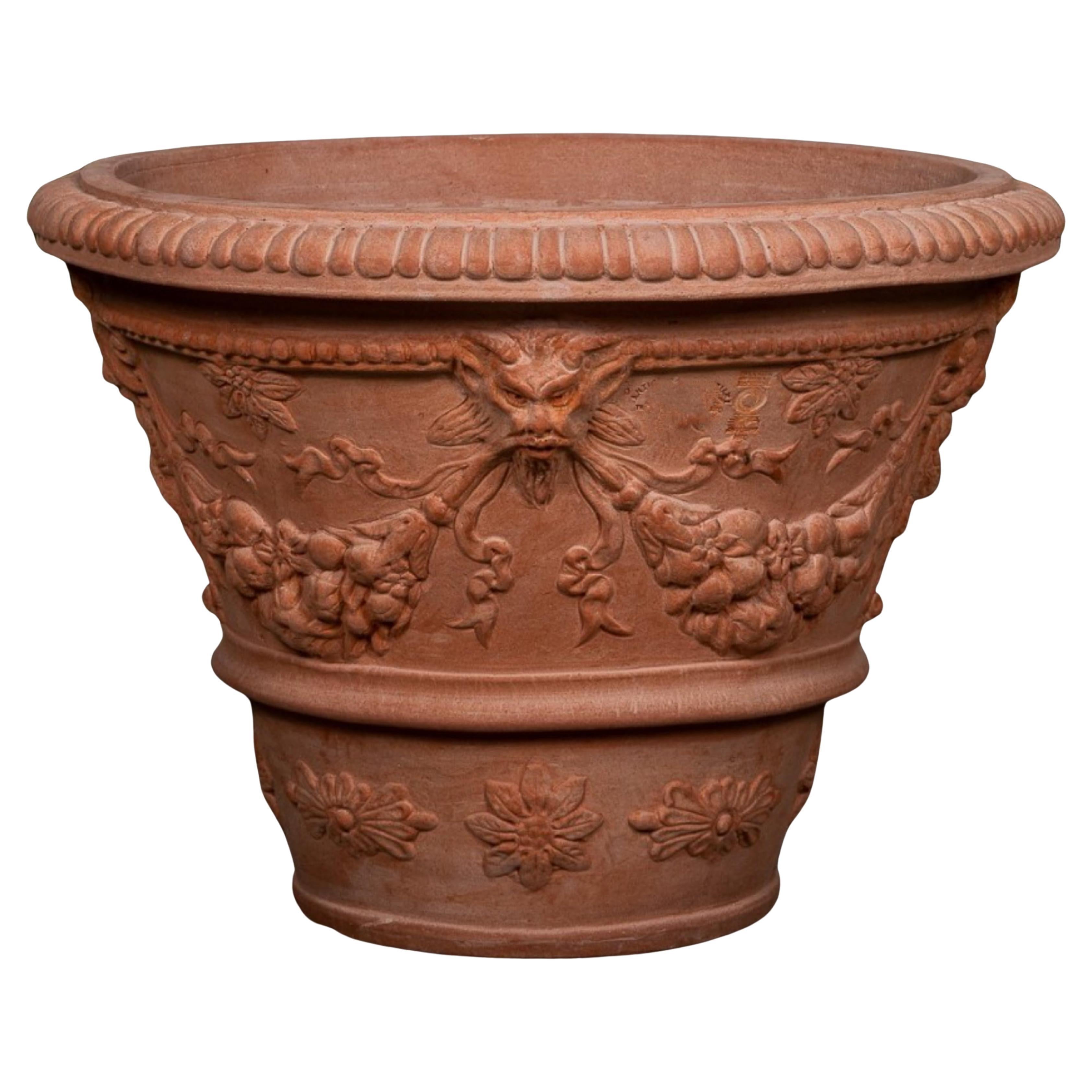 Moderno Incredibile coppia di vasi decorati con fauni in terracotta Impruneta fine XX secolo in vendita