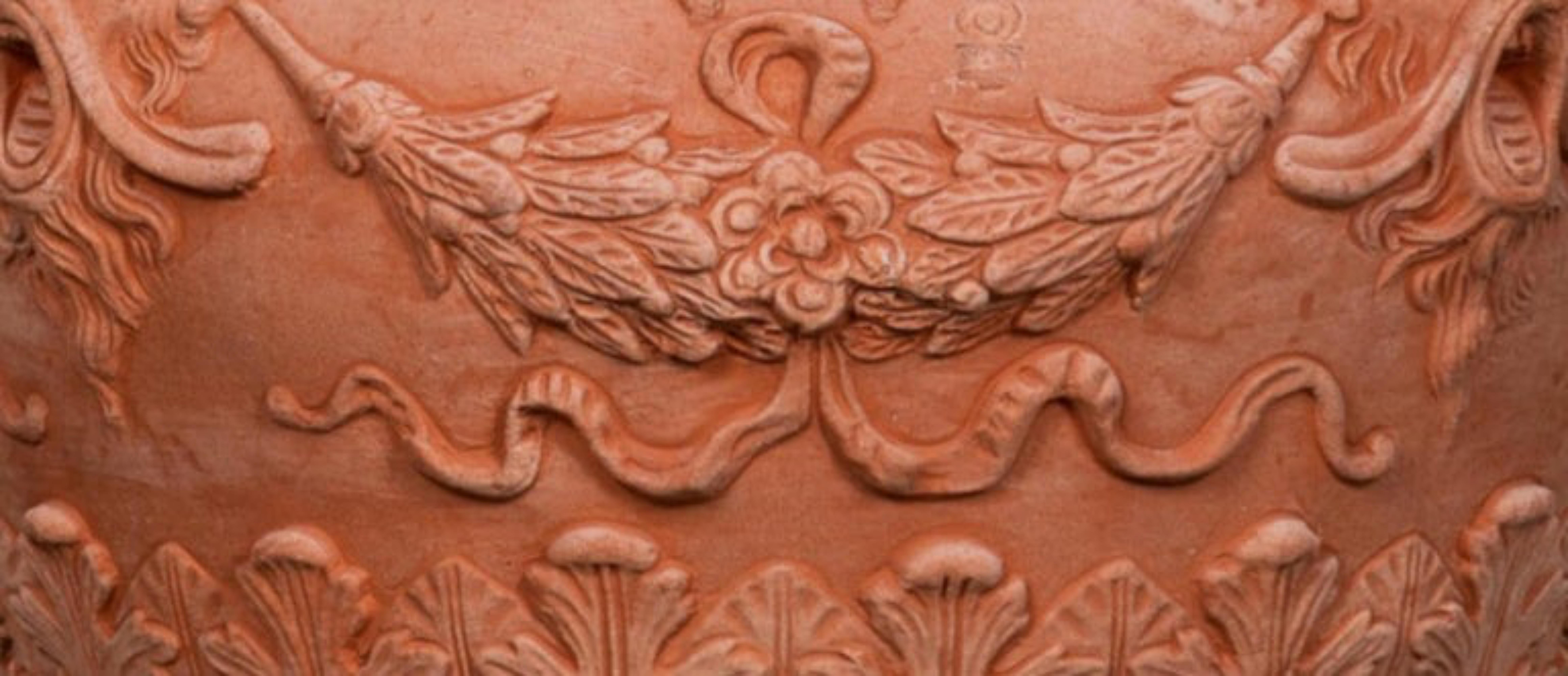 Moderno Incredibile coppia di vasi decorati con fauni in terracotta Impruneta fine XX secolo in vendita