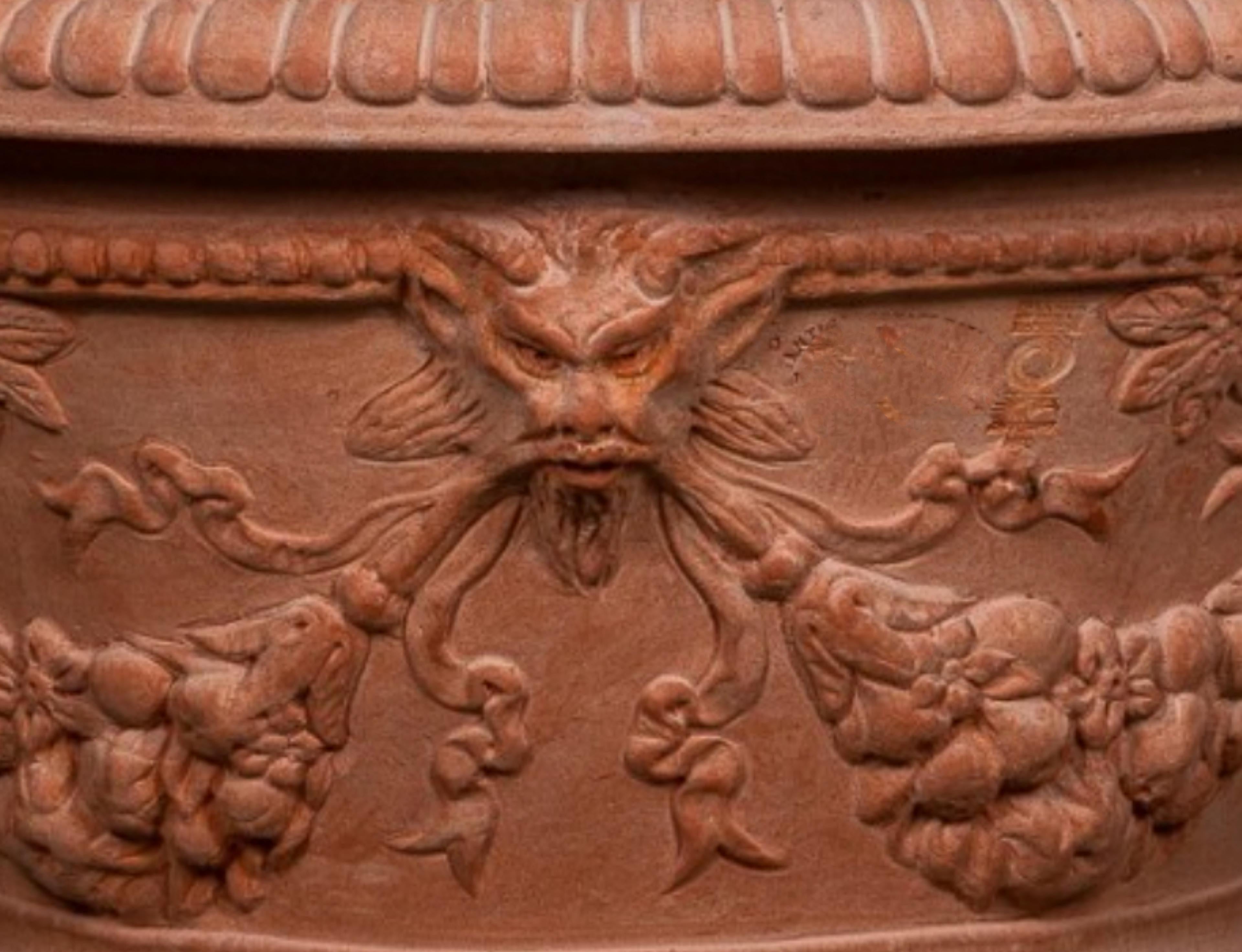 Italiano Incredibile coppia di vasi decorati con fauni in terracotta Impruneta fine XX secolo in vendita