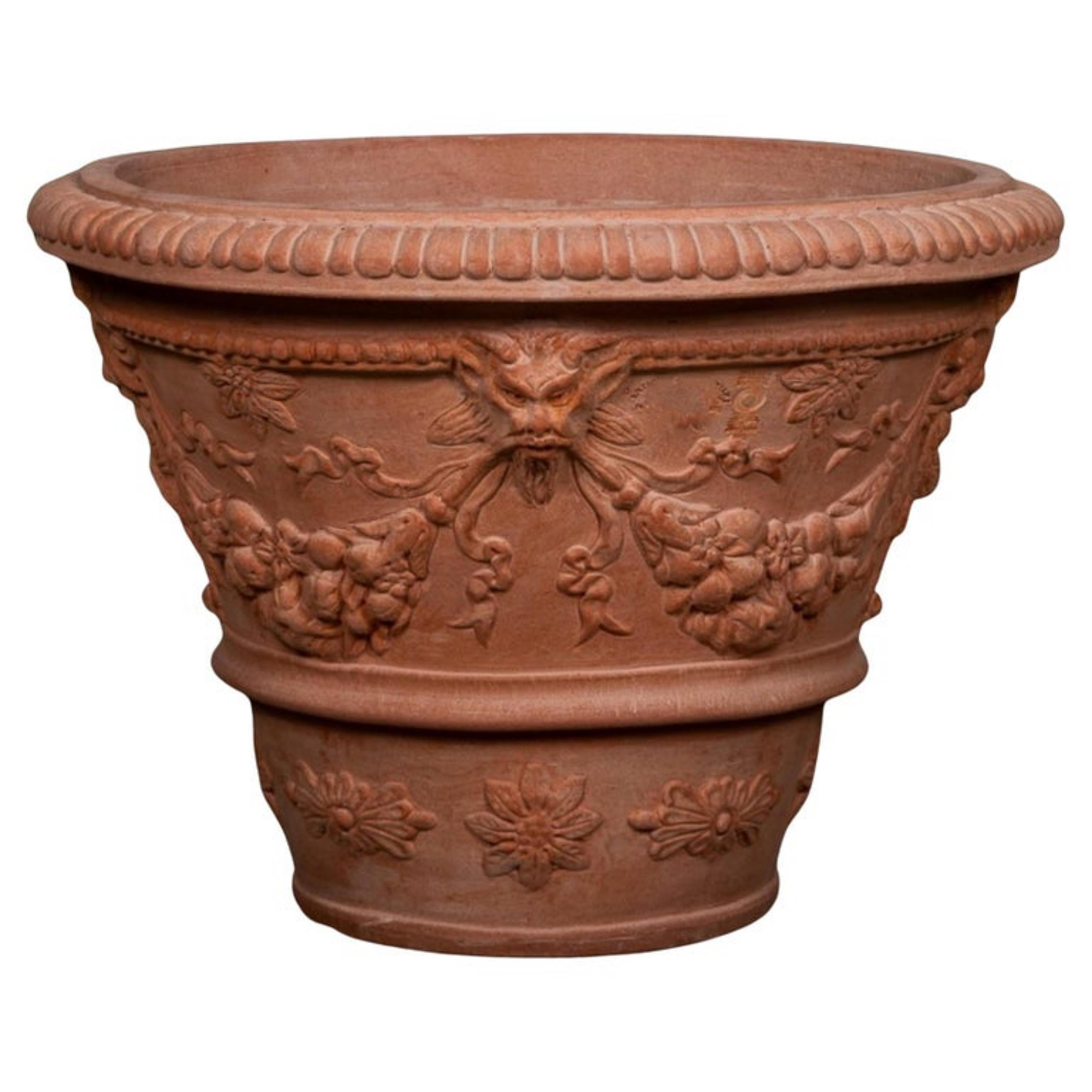 Italiano Incredibile coppia di vasi decorati con fauni in terracotta Impruneta fine XX secolo in vendita