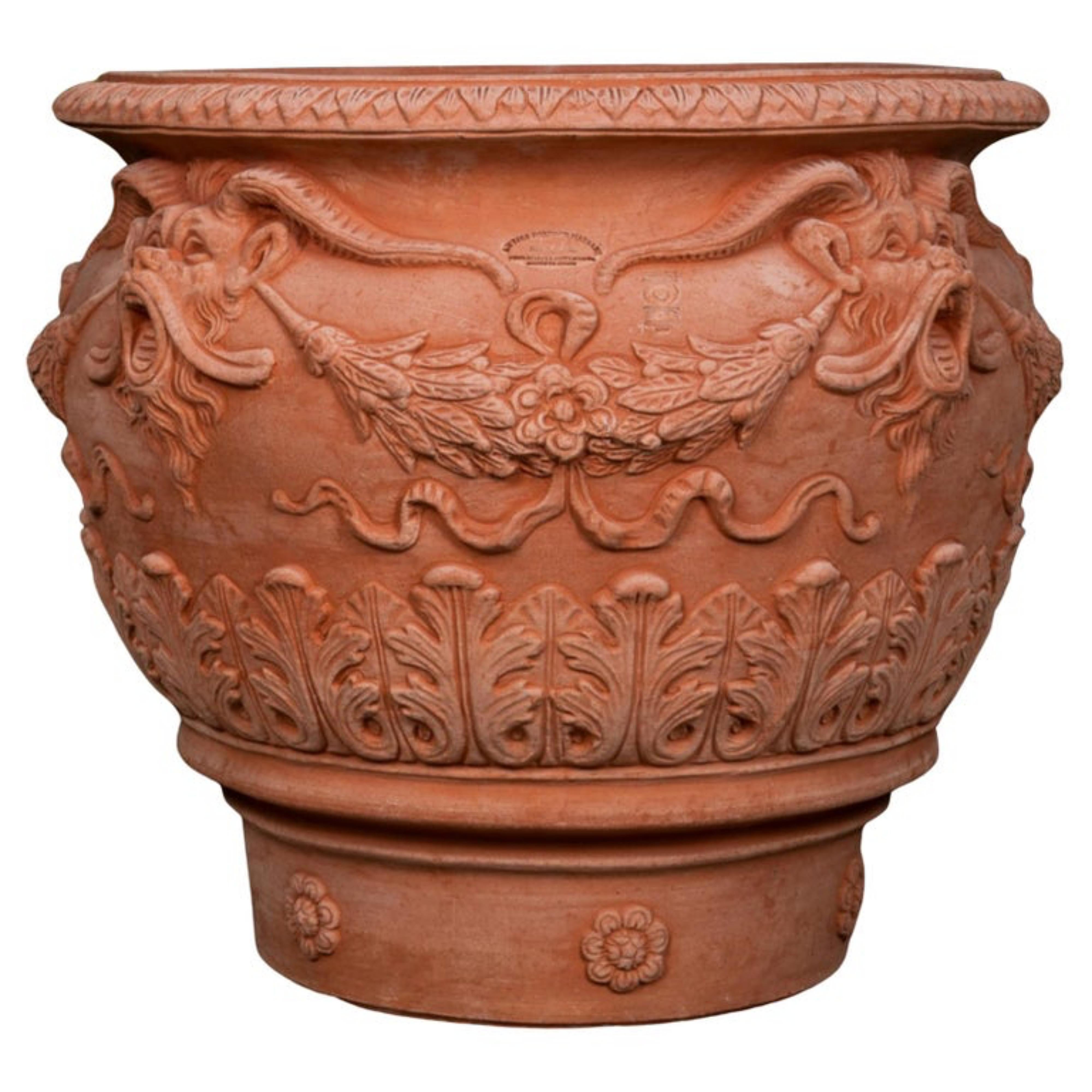 Italiano Incredibile coppia di vasi decorati con fauni in terracotta Impruneta fine XX secolo in vendita