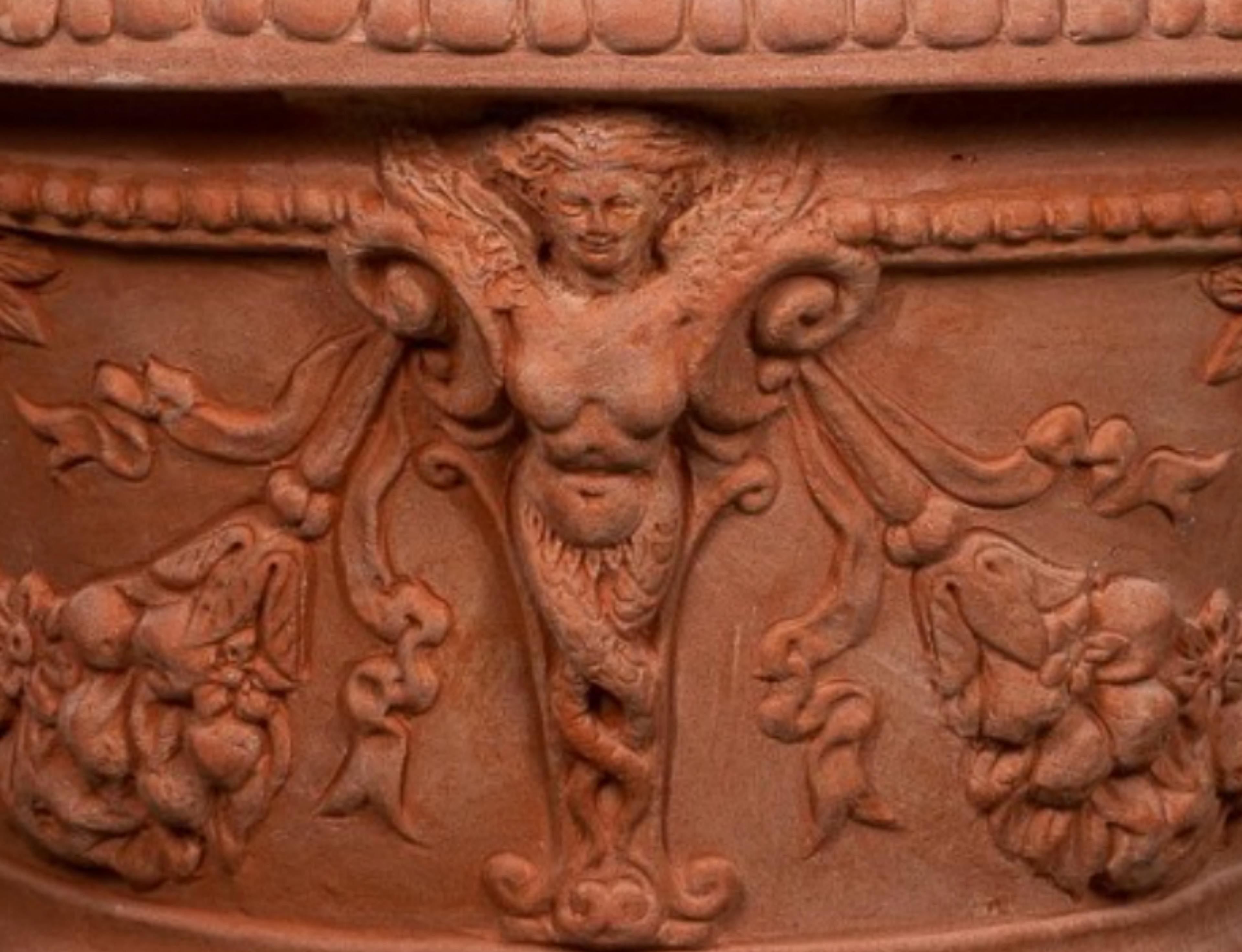 Fatto a mano Incredibile coppia di vasi decorati con fauni in terracotta Impruneta fine XX secolo in vendita