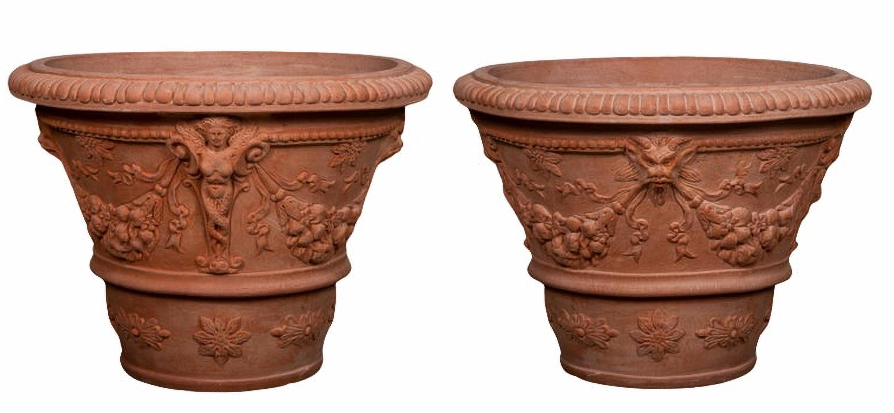 Incredibile coppia di vasi decorati con fauni in terracotta Impruneta fine XX secolo In condizioni buone in vendita a Madrid, ES
