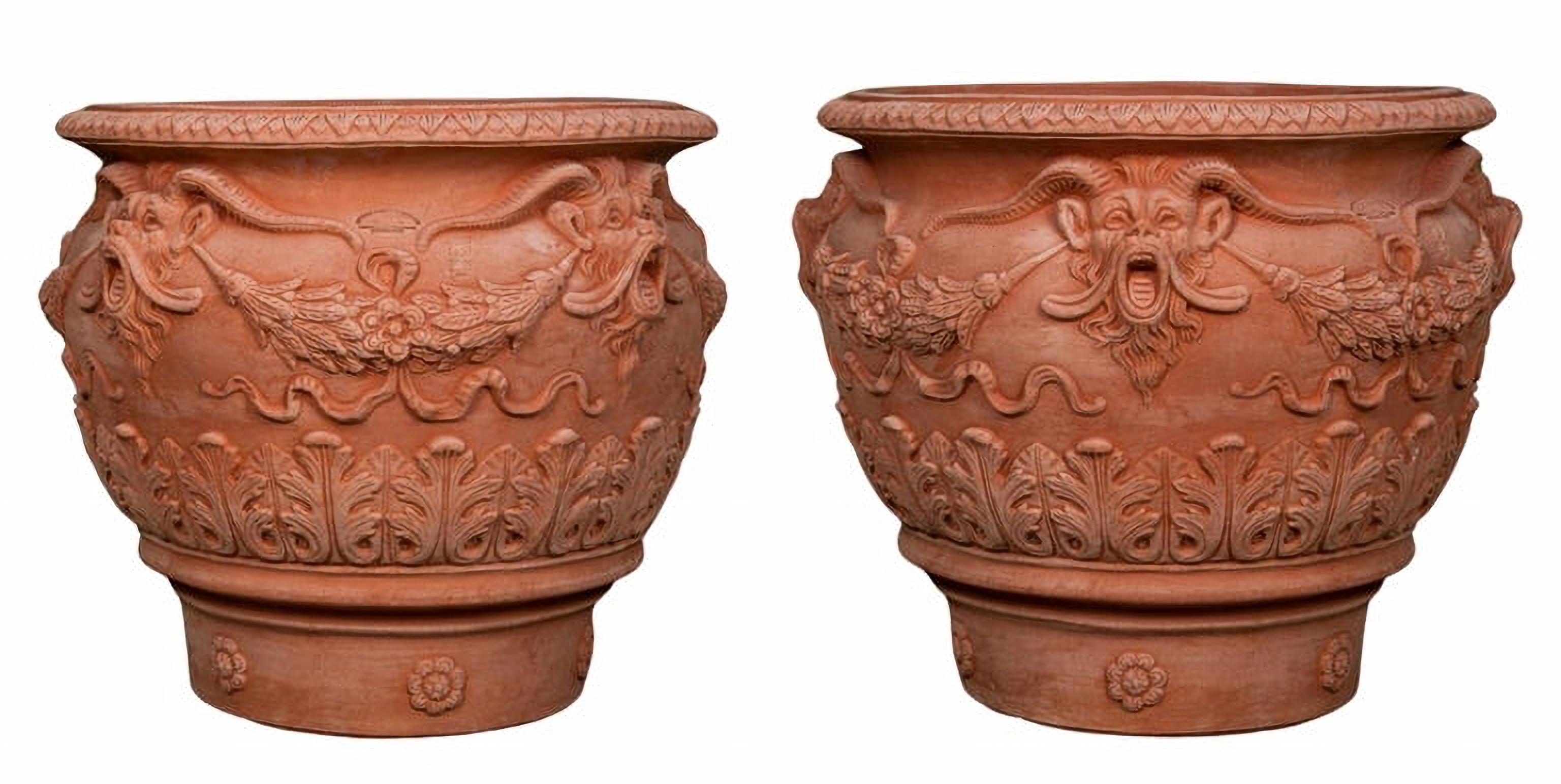 Incredibile coppia di vasi decorati con fauni in terracotta Impruneta fine XX secolo In condizioni buone in vendita a Madrid, ES