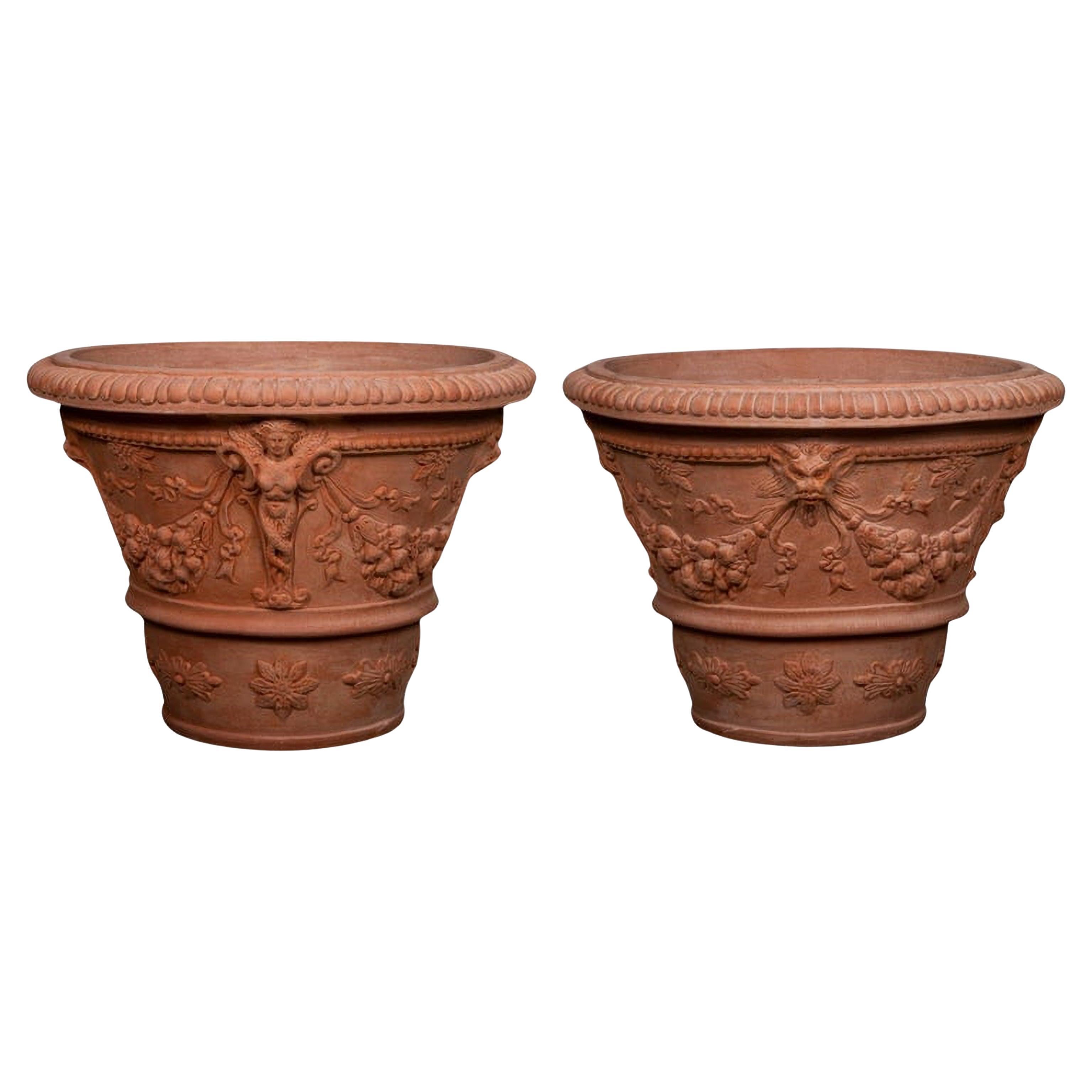 Incredibile coppia di vasi decorati con fauni in terracotta Impruneta fine XX secolo in vendita
