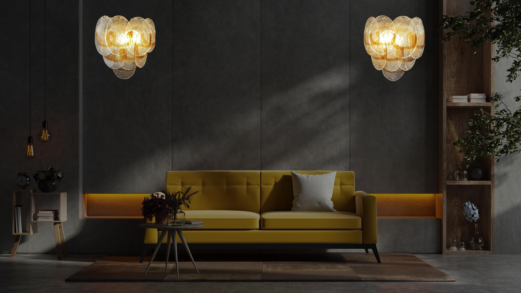 Paar italienische Murano-Wandleuchten im Vintage-Stil mit 10 Glasblättern für jede Applikation in einem goldfarbenen Metallrahmen. Die Originalität dieses Artikels wird durch das Glas, wunderbare Kunstwerke transparent und Bernstein, genannt