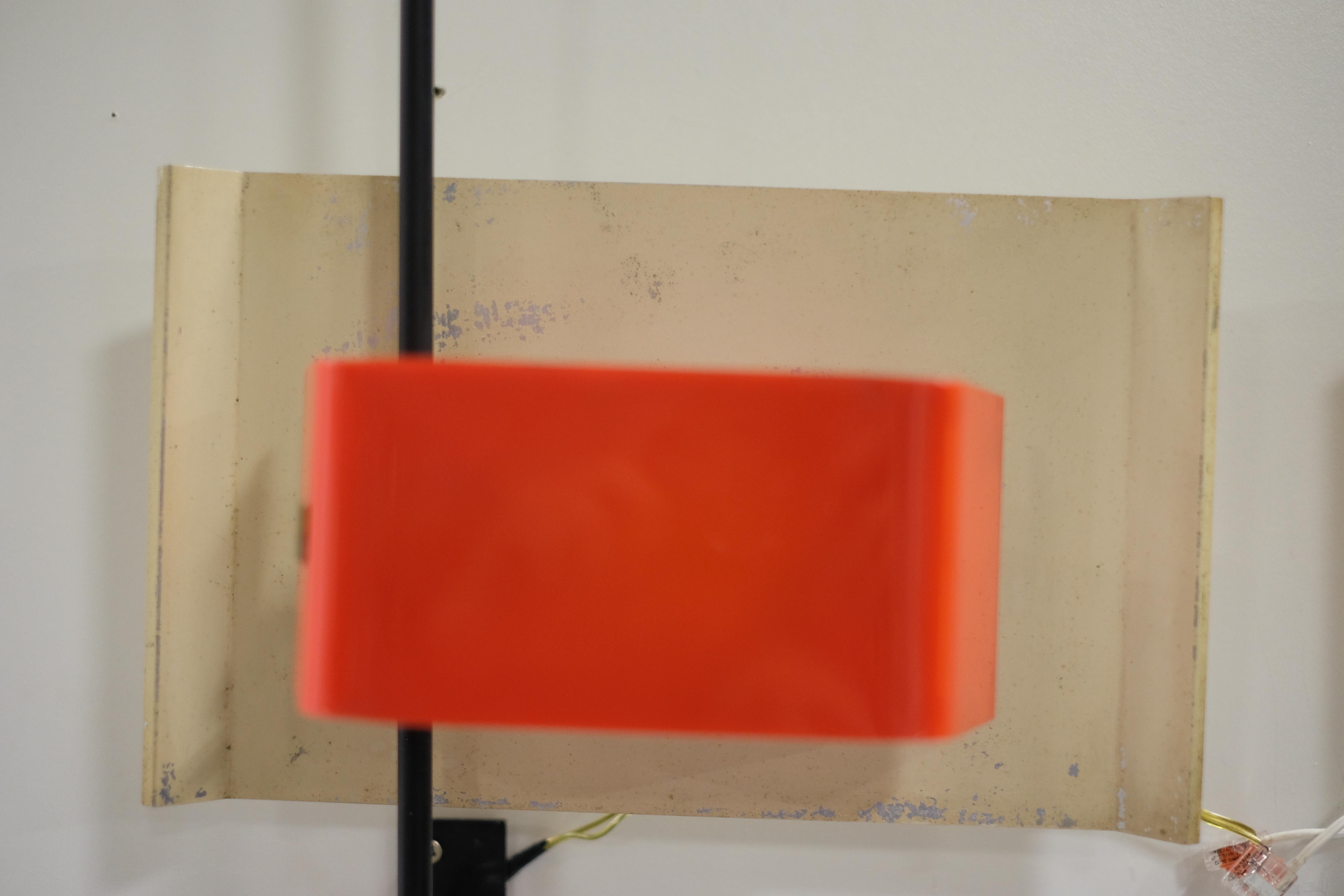 Precioso y raro par de apliques de pared diseñados por Bruno Gatta para Stilnovo en 1955. Están compuestos por un brazo lacado en negro, una pantalla lacada en blanco roto. todo ello cubierto por un magnífico difusor de plexiglás amarillo y