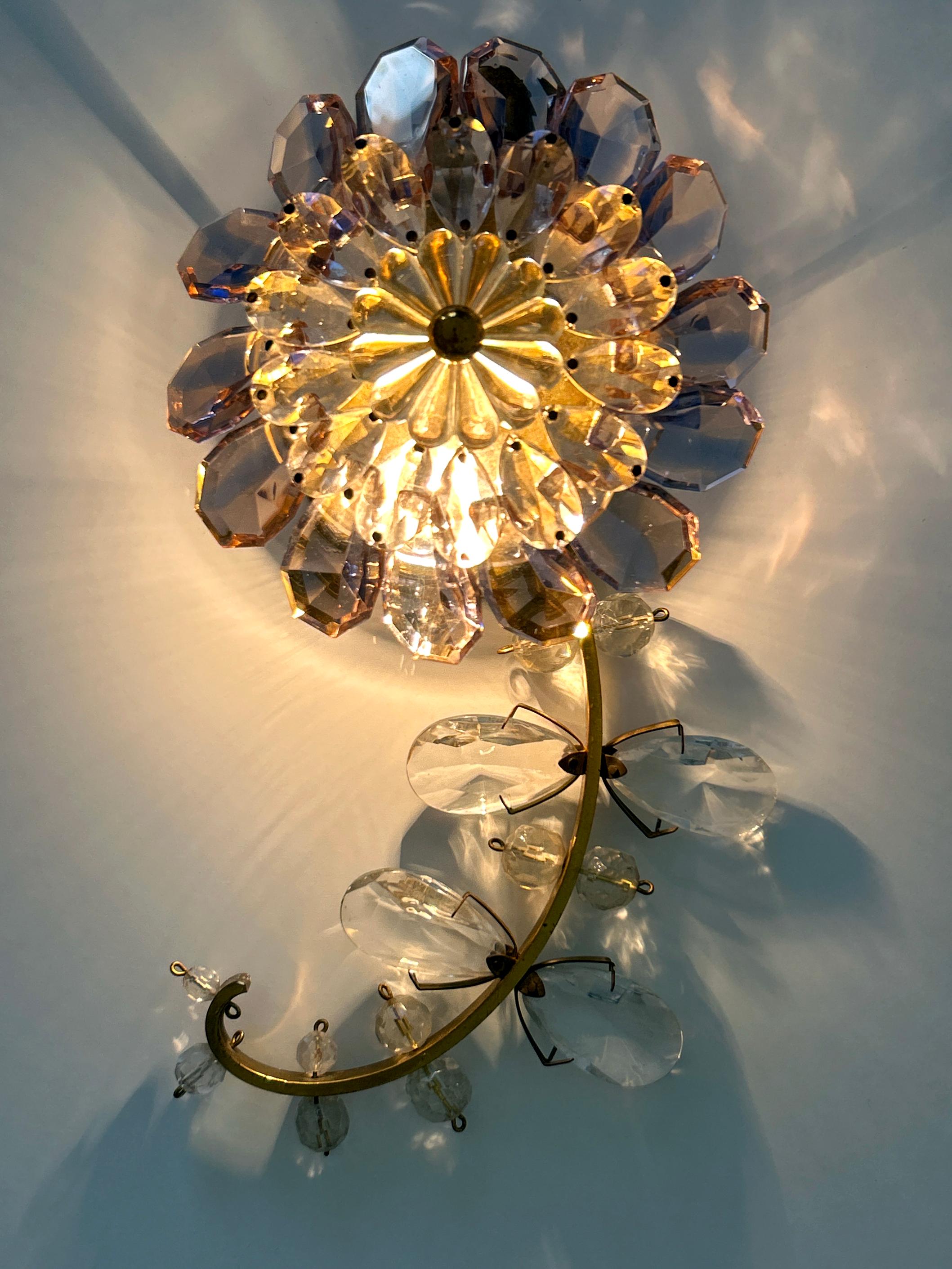 Erstaunlich Palwa schillernde Kristallglas & Messing Blume Wandleuchte oder Wandlampe 1960er im Angebot 6