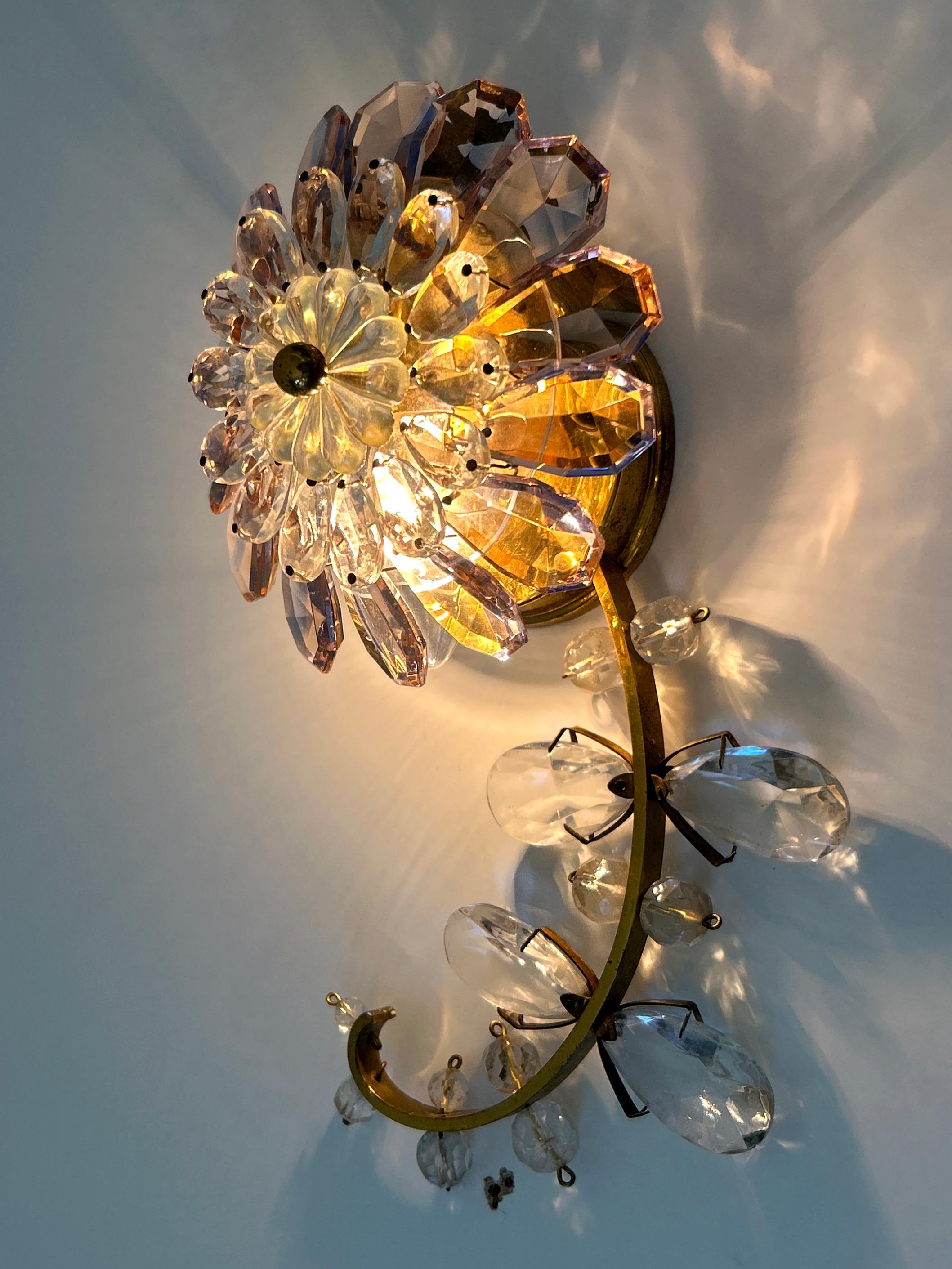 Erstaunlich Palwa schillernde Kristallglas & Messing Blume Wandleuchte oder Wandlampe 1960er im Angebot 7